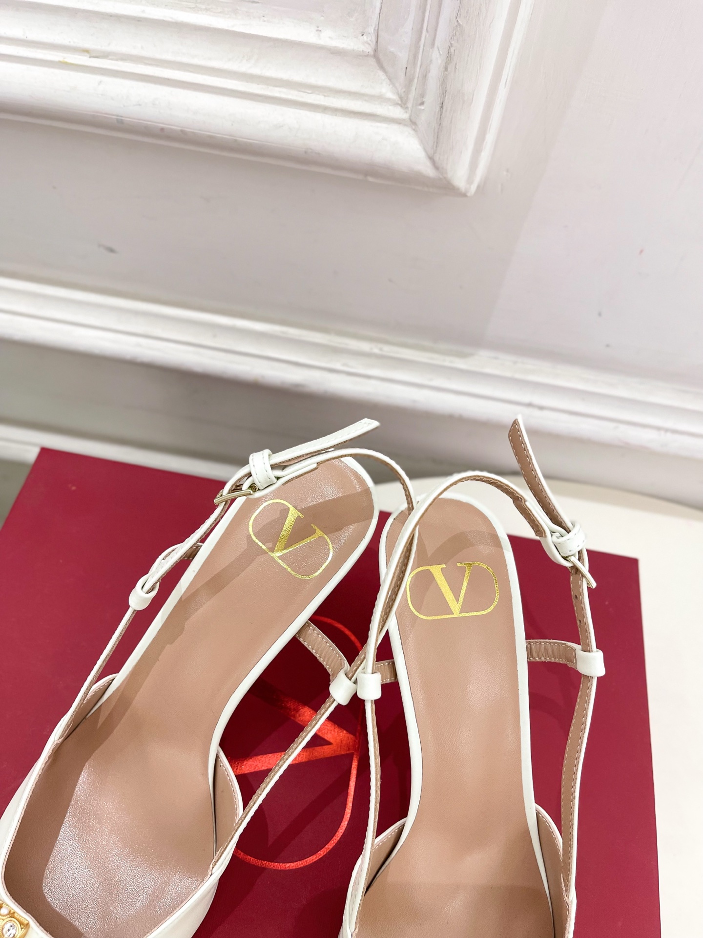 Valentino 华伦天奴2025春夏新品大V珍珠扣高跟凉鞋上新☑️
——————————————
V