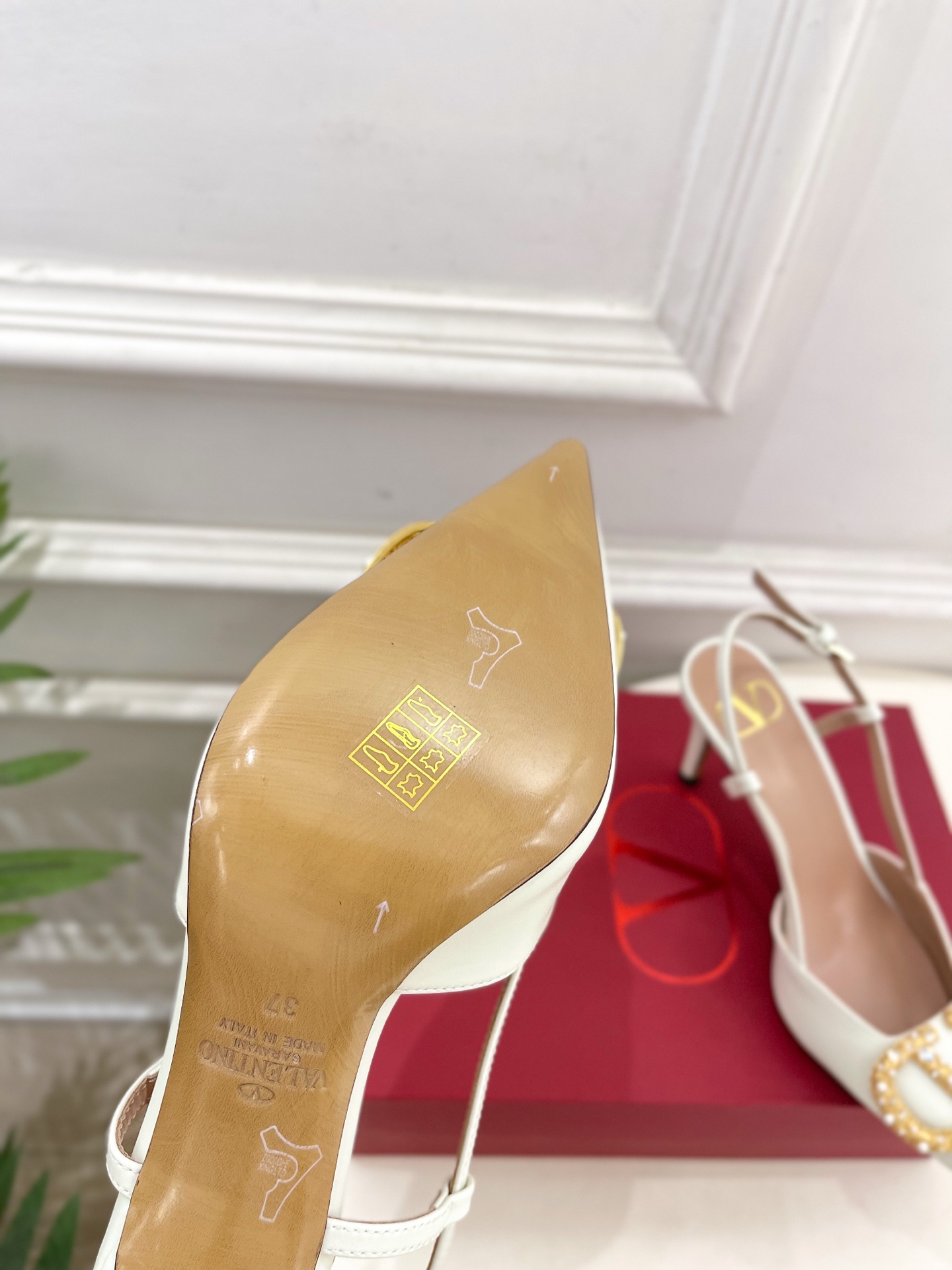 Valentino 华伦天奴2025春夏新品大V珍珠扣高跟凉鞋上新☑️
——————————————
V
