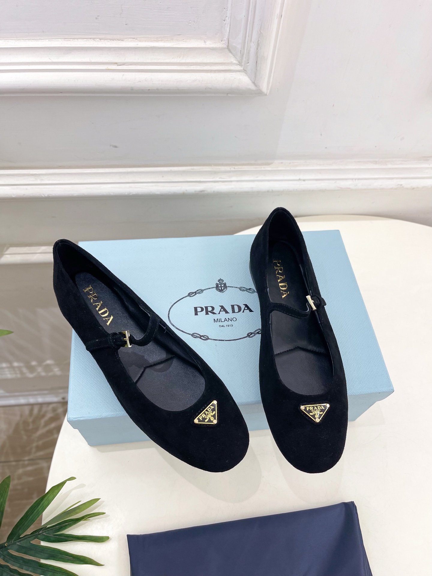 PRADA 普拉达  25𝐬𝐬 

🌈专柜走秀款早春新款 Nappa三角标绒面芭蕾平底鞋系列〰

◽鞋面