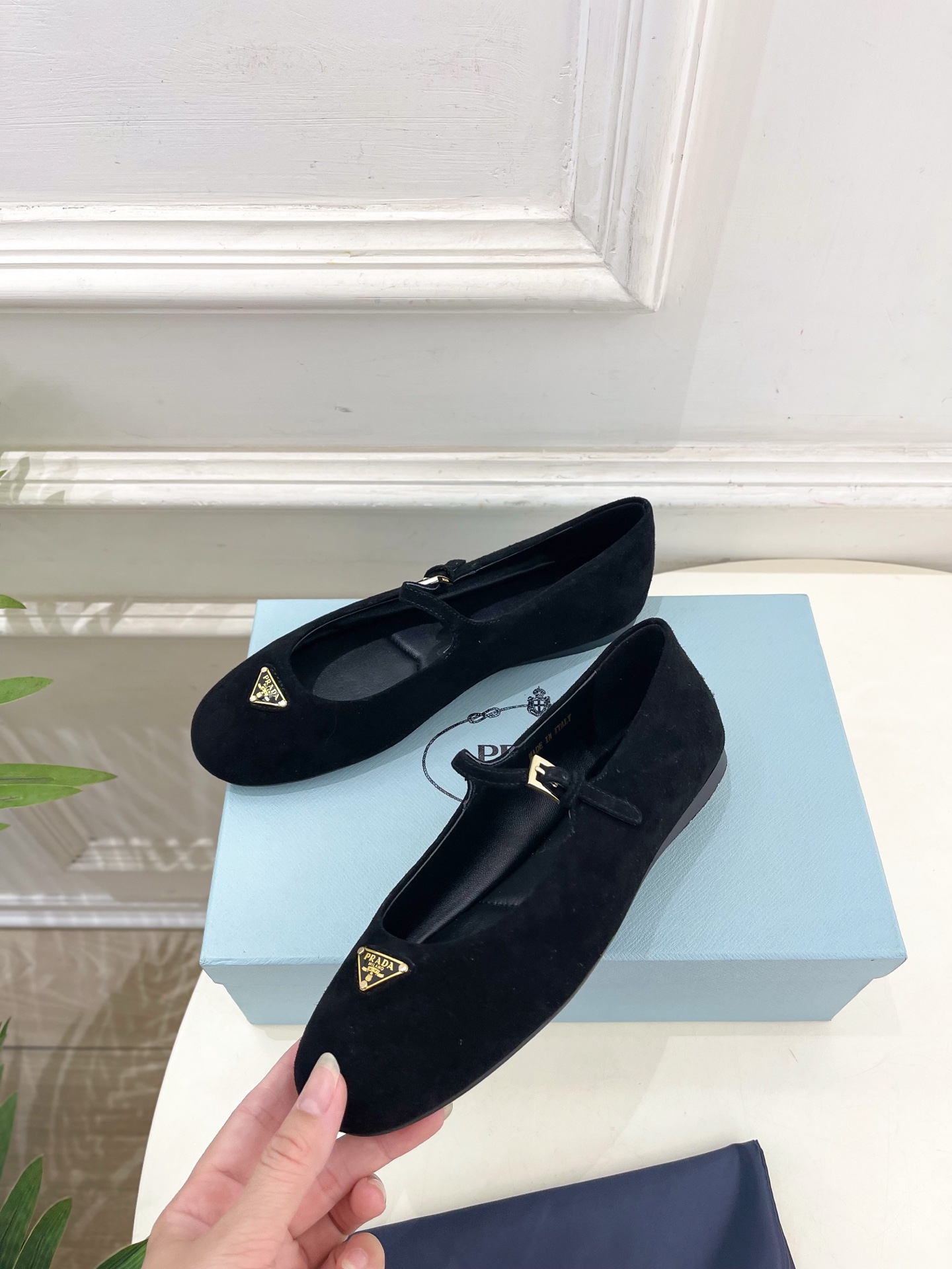 PRADA 普拉达  25𝐬𝐬 

🌈专柜走秀款早春新款 Nappa三角标绒面芭蕾平底鞋系列〰

◽鞋面