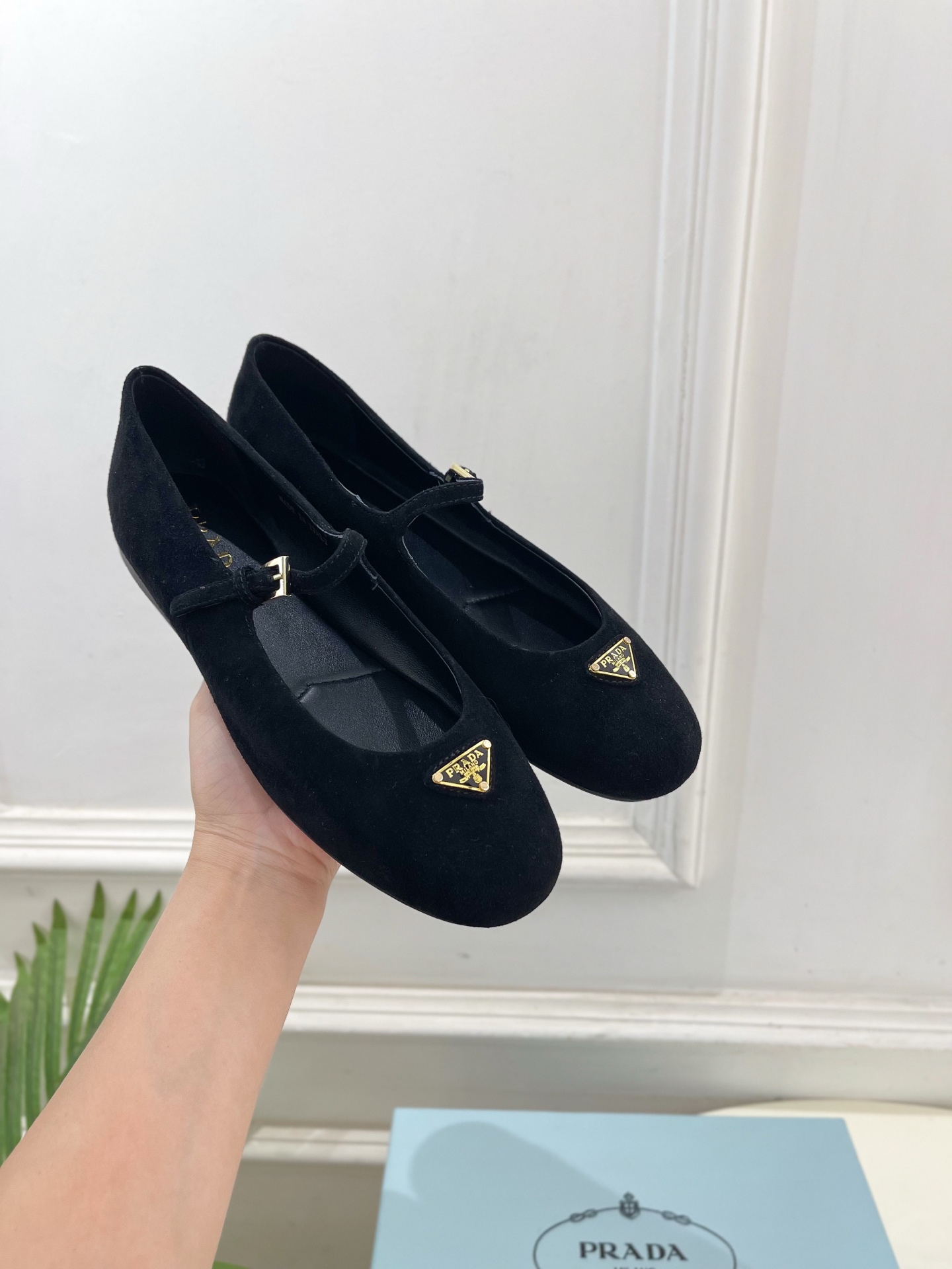 PRADA 普拉达  25𝐬𝐬 

🌈专柜走秀款早春新款 Nappa三角标绒面芭蕾平底鞋系列〰

◽鞋面