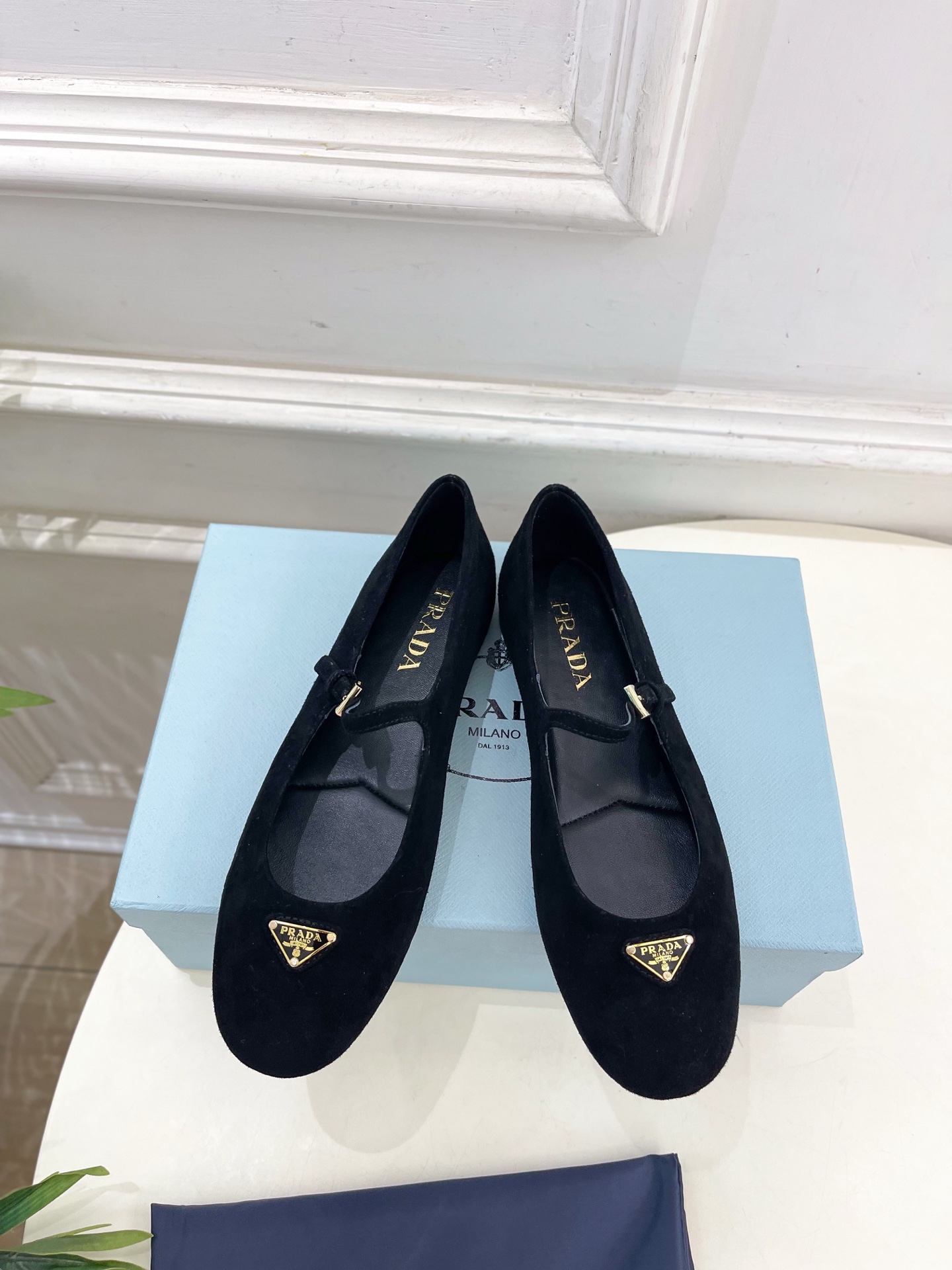 PRADA 普拉达  25𝐬𝐬 

🌈专柜走秀款早春新款 Nappa三角标绒面芭蕾平底鞋系列〰

◽鞋面