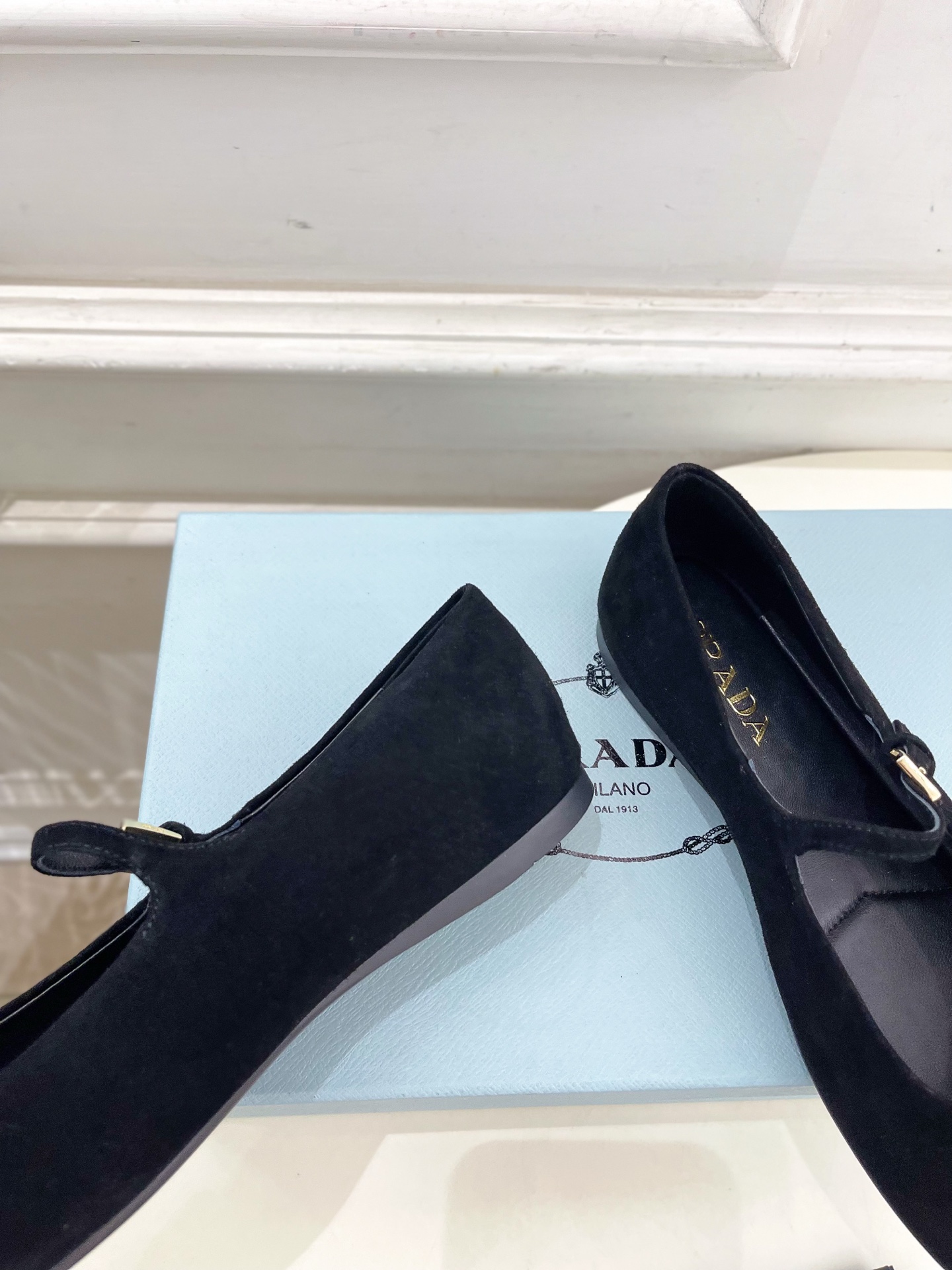 PRADA 普拉达  25𝐬𝐬 

🌈专柜走秀款早春新款 Nappa三角标绒面芭蕾平底鞋系列〰

◽鞋面