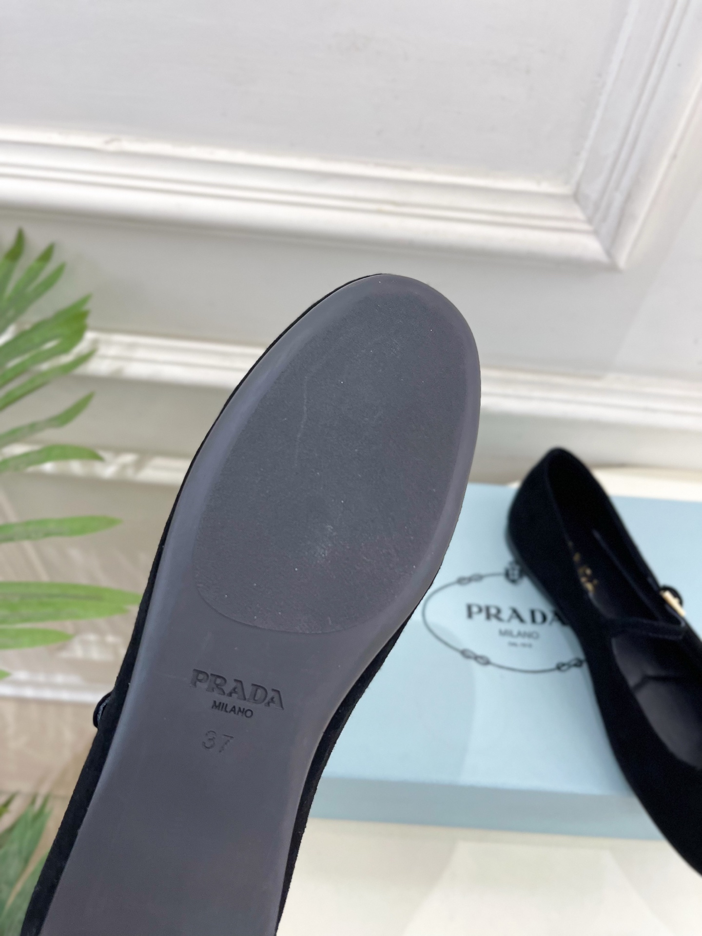 PRADA 普拉达  25𝐬𝐬 

🌈专柜走秀款早春新款 Nappa三角标绒面芭蕾平底鞋系列〰

◽鞋面