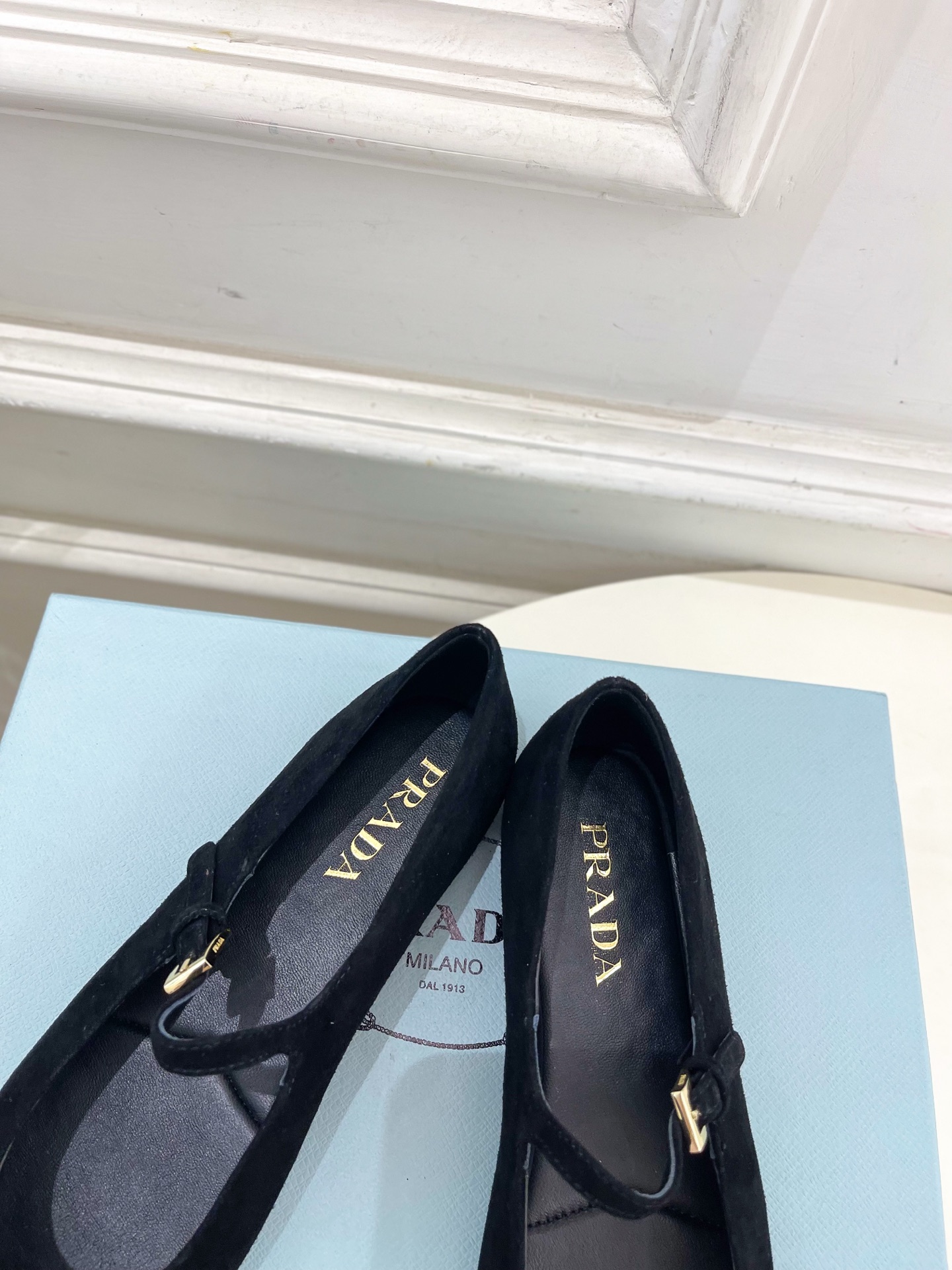PRADA 普拉达  25𝐬𝐬 

🌈专柜走秀款早春新款 Nappa三角标绒面芭蕾平底鞋系列〰

◽鞋面