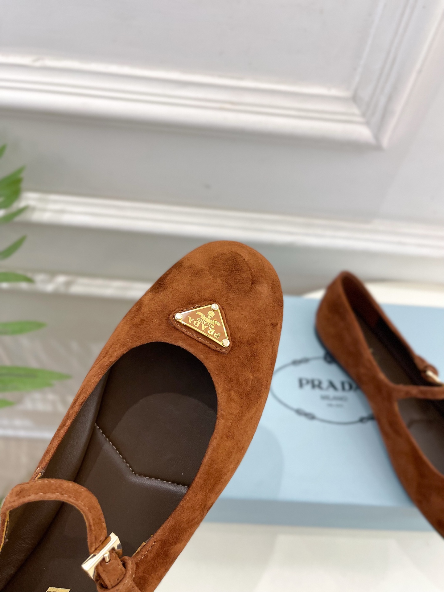 PRADA 普拉达  25𝐬𝐬 

🌈专柜走秀款早春新款 Nappa三角标绒面芭蕾平底鞋系列〰

◽鞋面