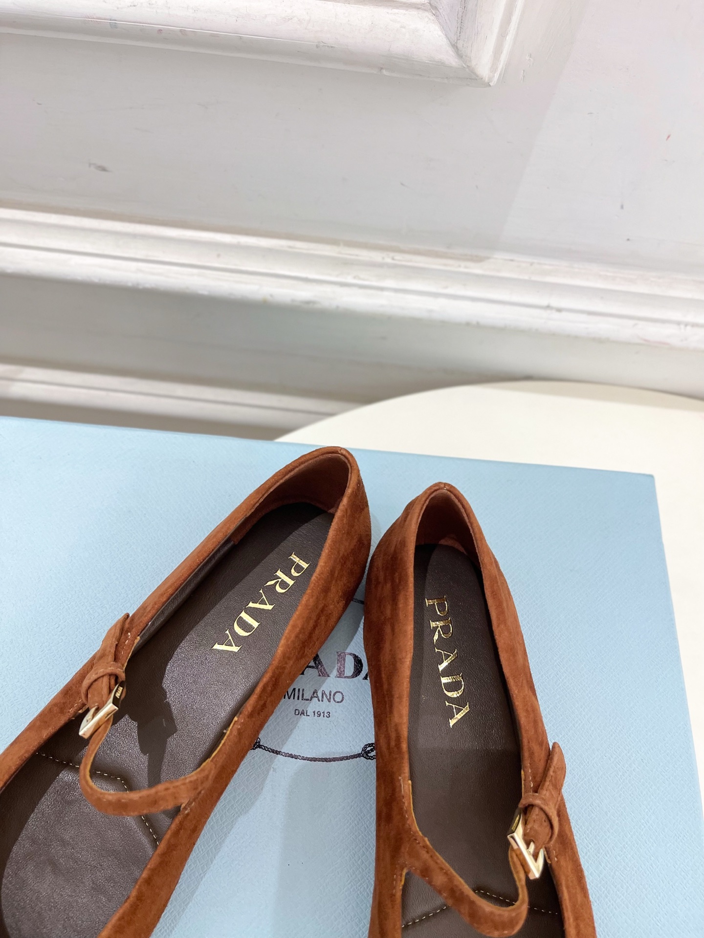 PRADA 普拉达  25𝐬𝐬 

🌈专柜走秀款早春新款 Nappa三角标绒面芭蕾平底鞋系列〰

◽鞋面