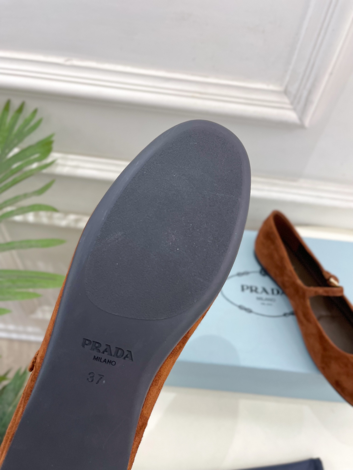 PRADA 普拉达  25𝐬𝐬 

🌈专柜走秀款早春新款 Nappa三角标绒面芭蕾平底鞋系列〰

◽鞋面