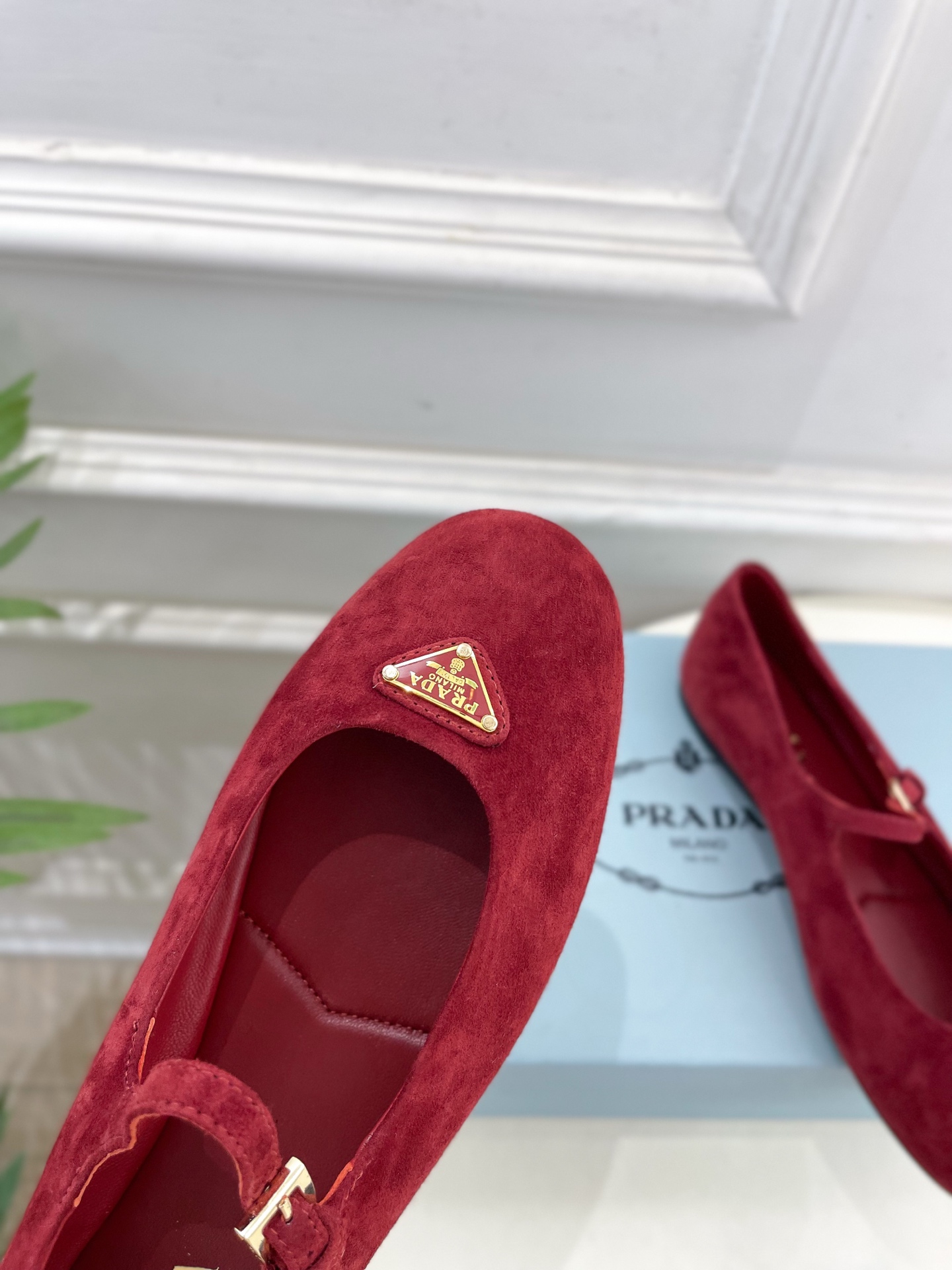 PRADA 普拉达  25𝐬𝐬 

🌈专柜走秀款早春新款 Nappa三角标绒面芭蕾平底鞋系列〰

◽鞋面