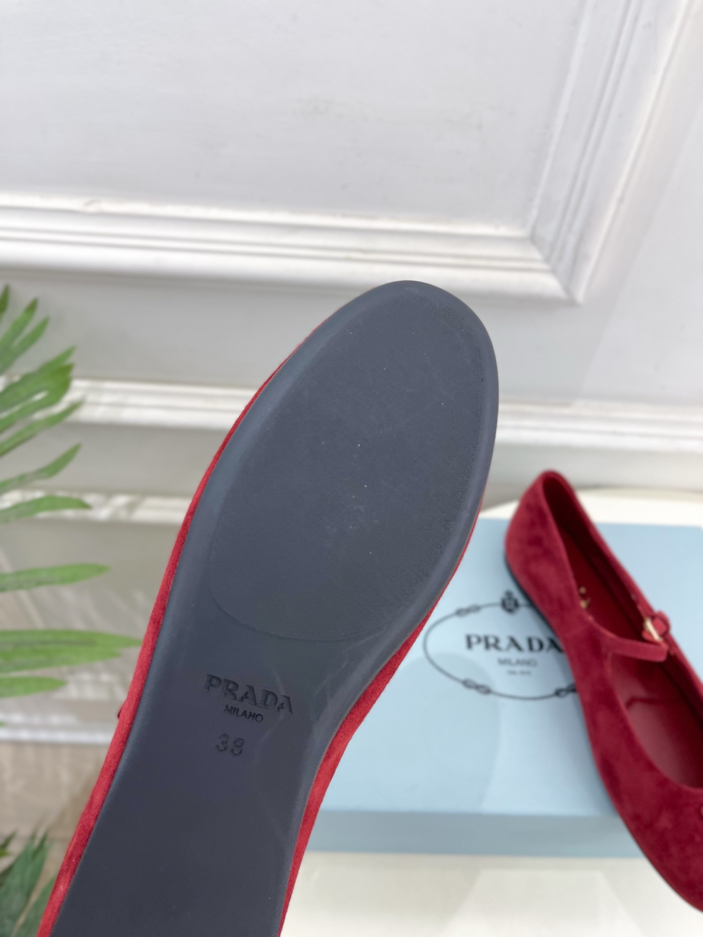 PRADA 普拉达  25𝐬𝐬 

🌈专柜走秀款早春新款 Nappa三角标绒面芭蕾平底鞋系列〰

◽鞋面