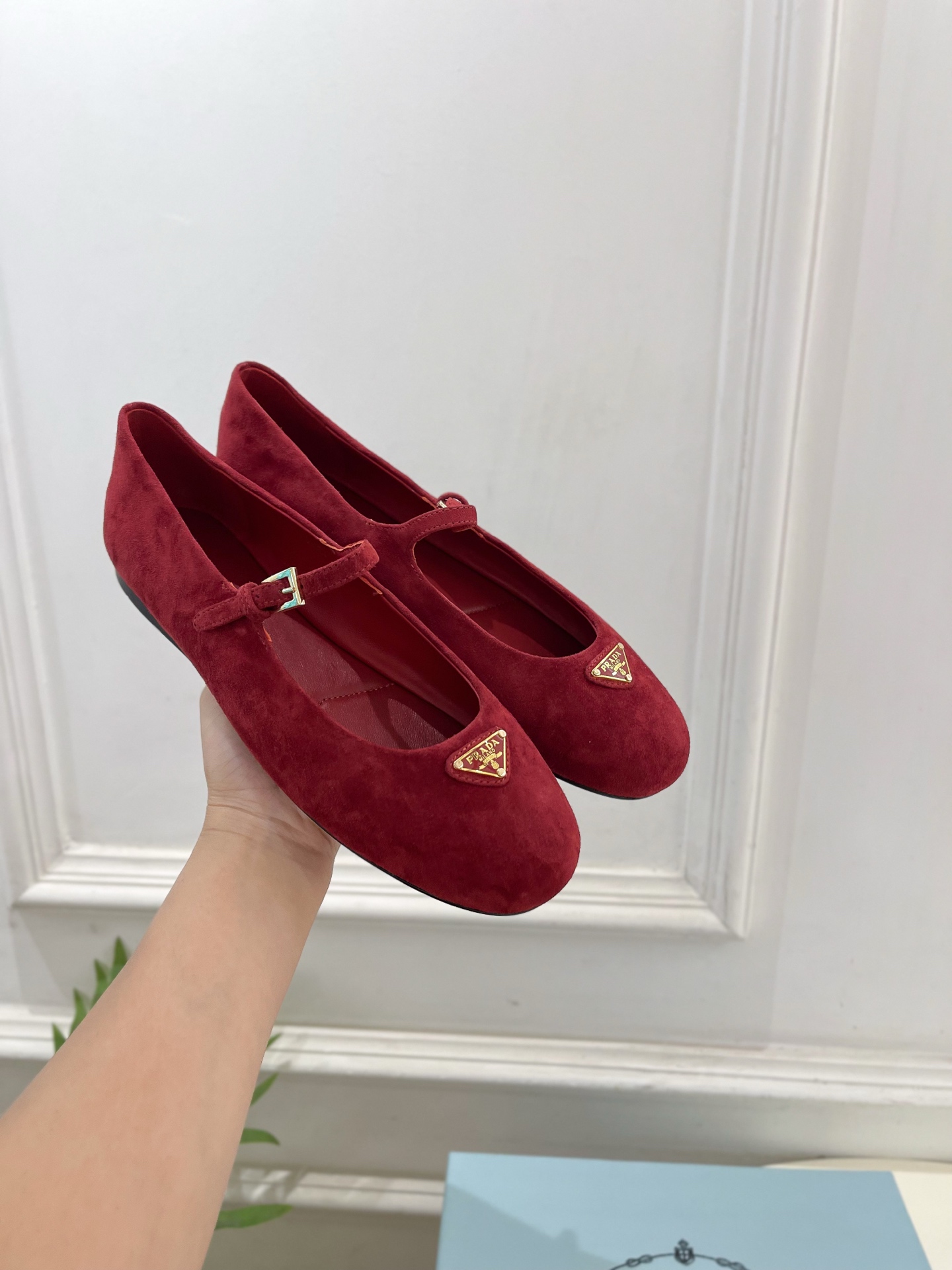 PRADA 普拉达  25𝐬𝐬 

🌈专柜走秀款早春新款 Nappa三角标绒面芭蕾平底鞋系列〰

◽鞋面