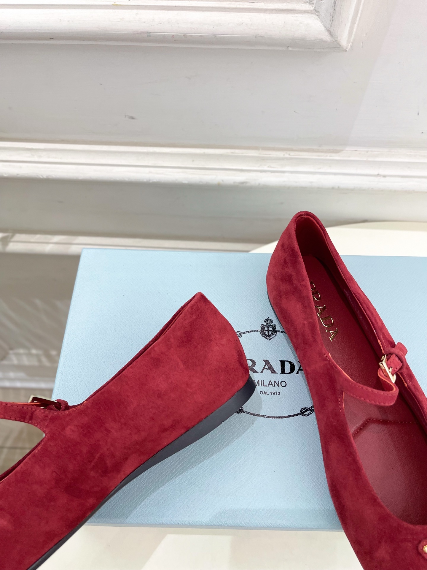 PRADA 普拉达  25𝐬𝐬 

🌈专柜走秀款早春新款 Nappa三角标绒面芭蕾平底鞋系列〰

◽鞋面