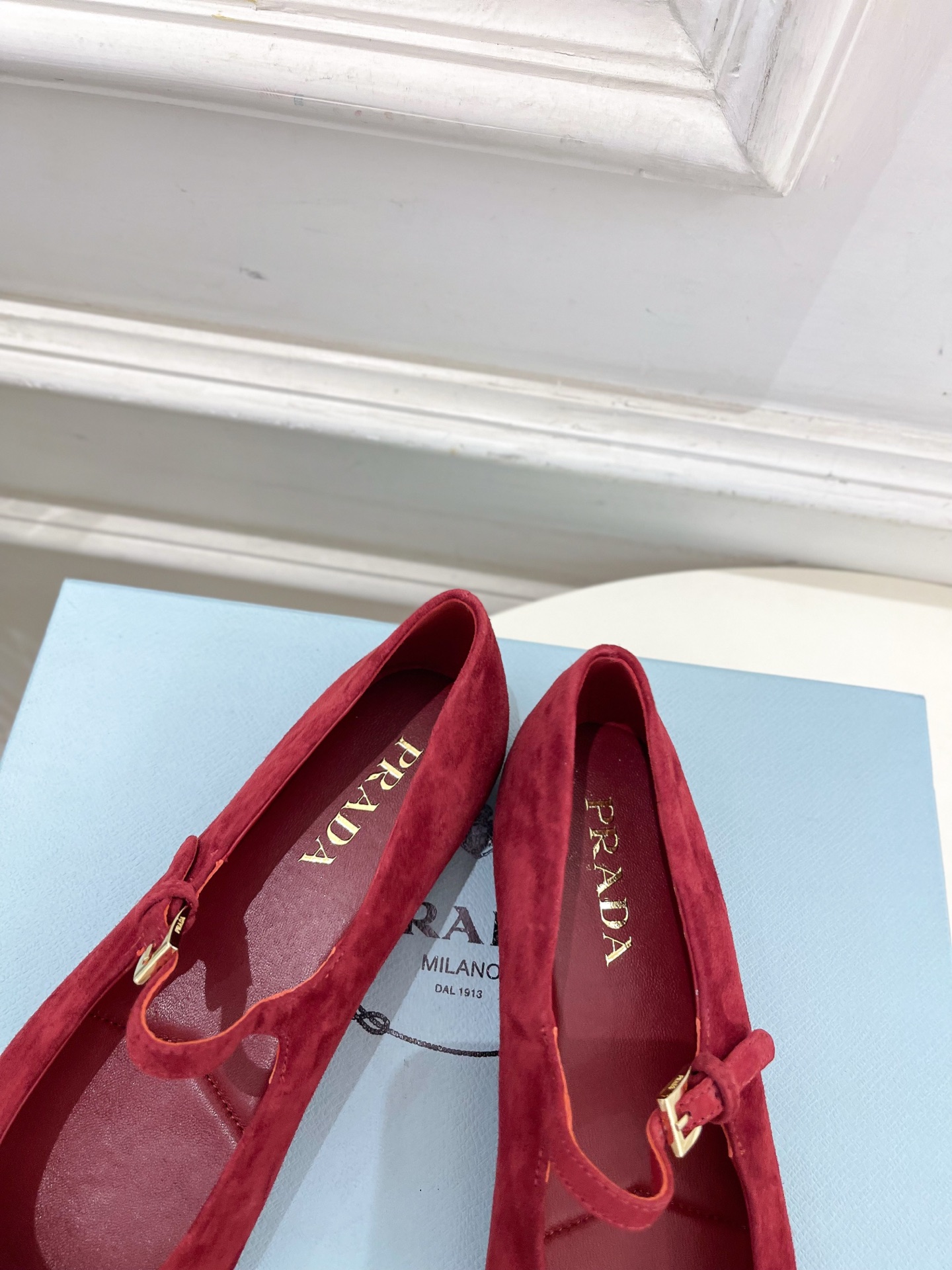 PRADA 普拉达  25𝐬𝐬 

🌈专柜走秀款早春新款 Nappa三角标绒面芭蕾平底鞋系列〰

◽鞋面