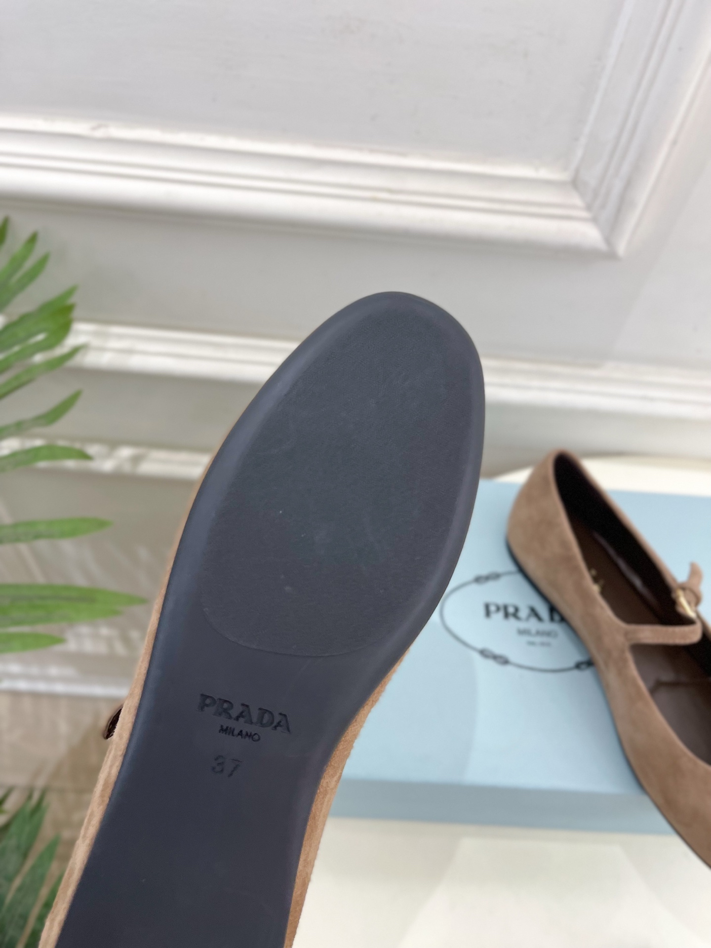PRADA 普拉达  25𝐬𝐬 

🌈专柜走秀款早春新款 Nappa三角标绒面芭蕾平底鞋系列〰

◽鞋面