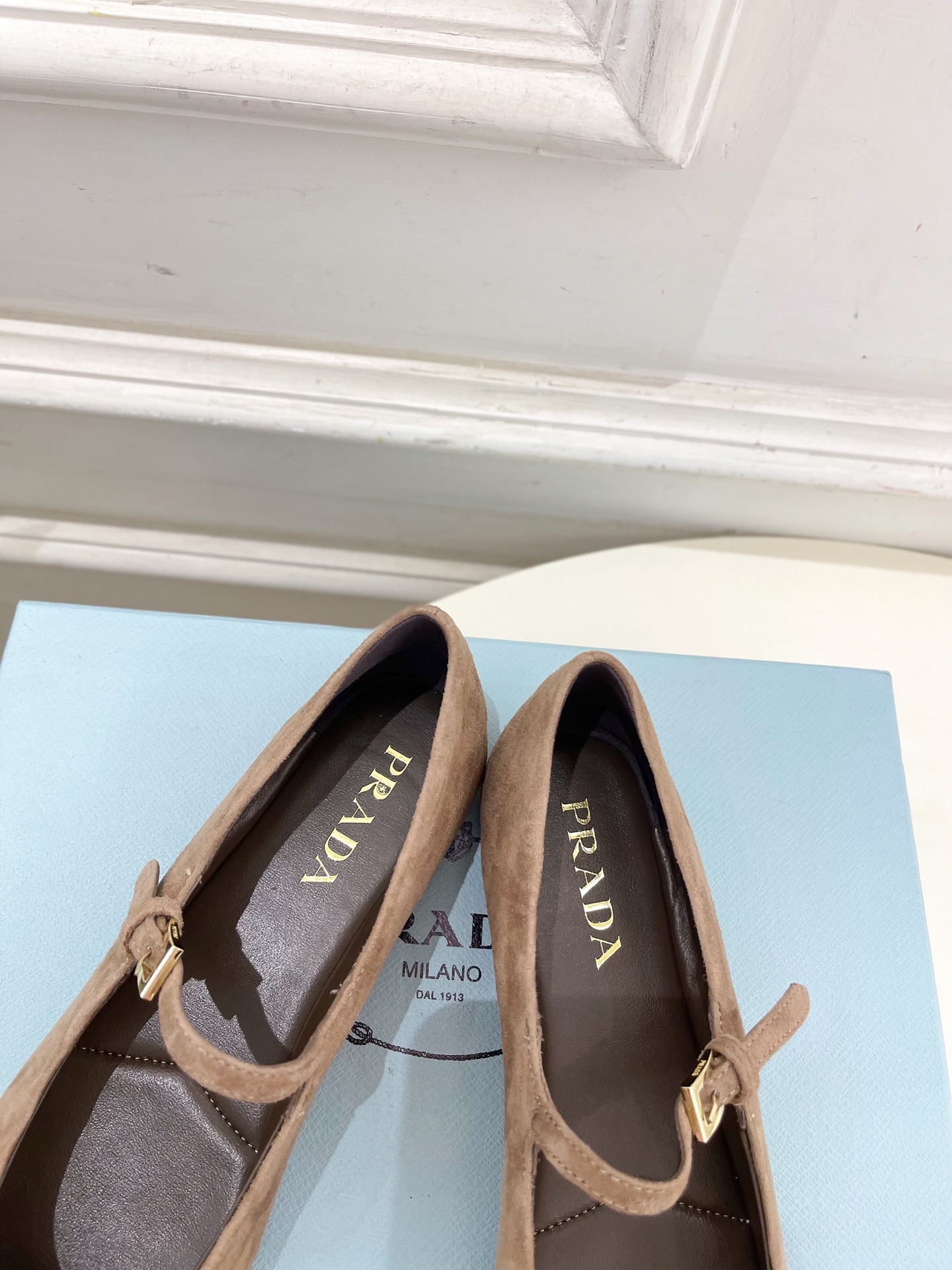 PRADA 普拉达  25𝐬𝐬 

🌈专柜走秀款早春新款 Nappa三角标绒面芭蕾平底鞋系列〰

◽鞋面