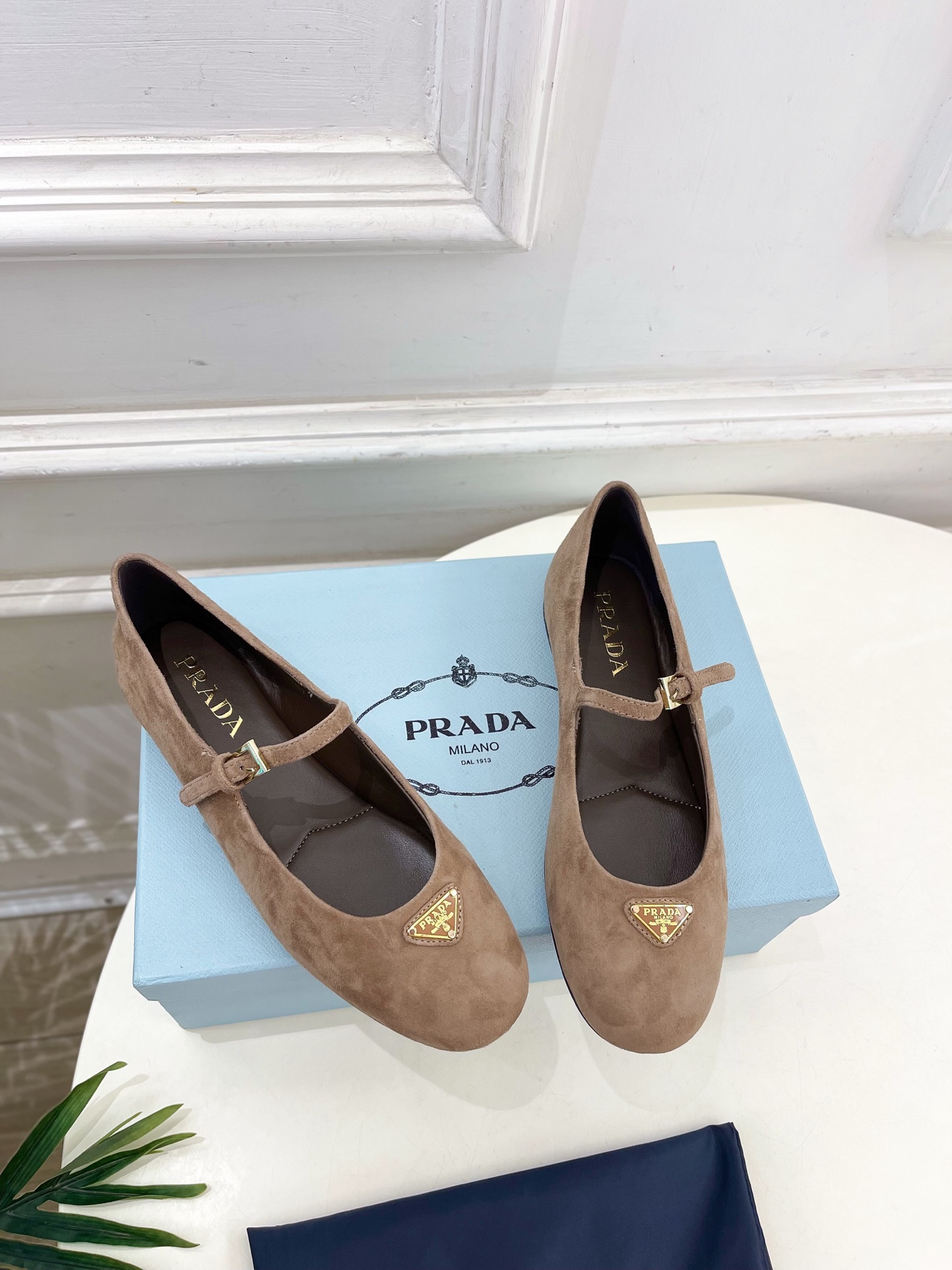 PRADA 普拉达  25𝐬𝐬 

🌈专柜走秀款早春新款 Nappa三角标绒面芭蕾平底鞋系列〰

◽鞋面