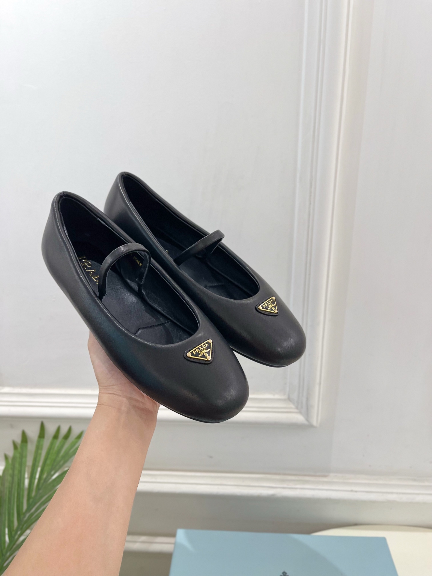 PRADA 普拉达  25𝐬𝐬 

🌈专柜走秀款早春新款Nappa三角标羊皮革芭蕾平底鞋系列〰

◽鞋面