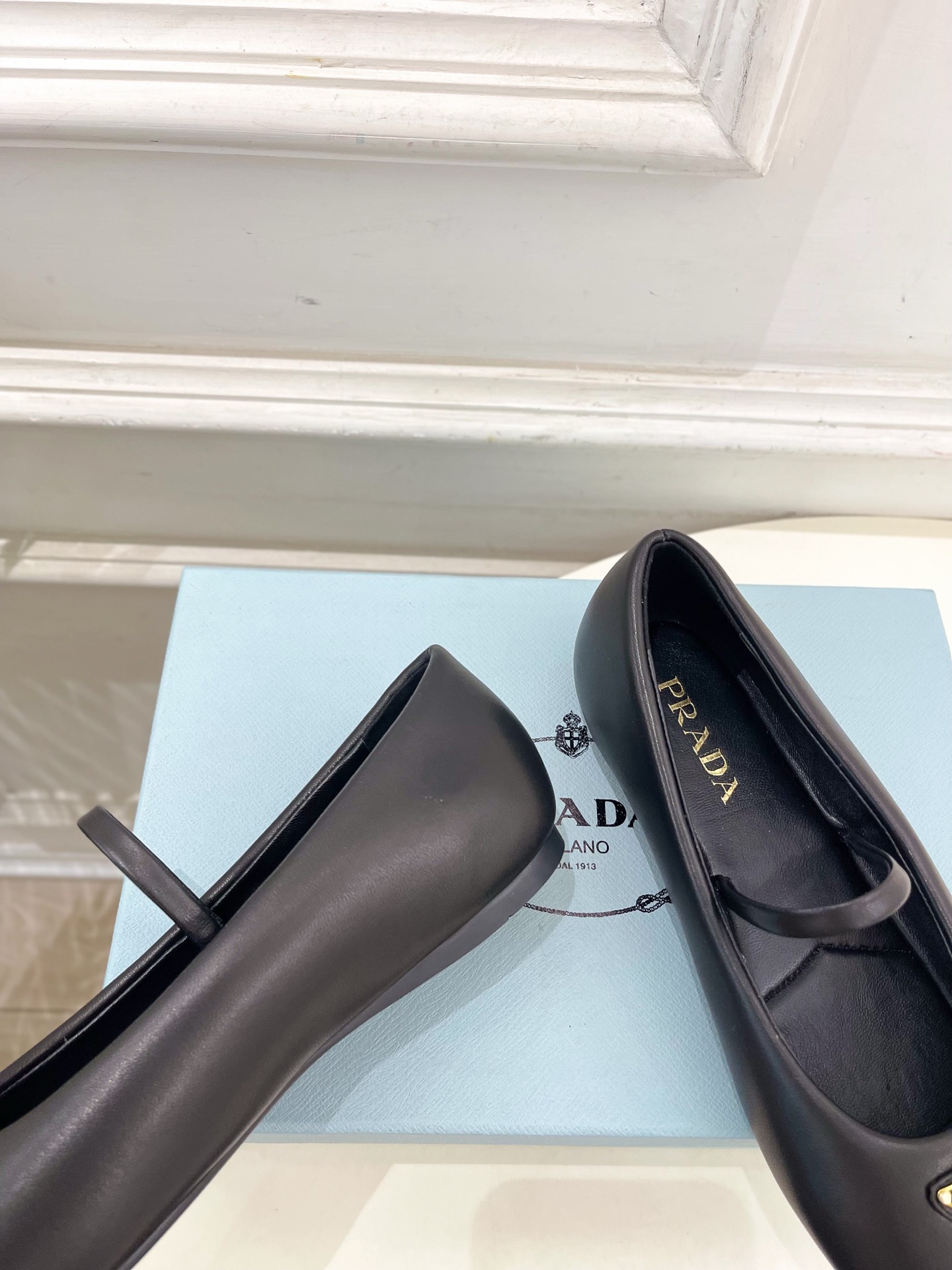 PRADA 普拉达  25𝐬𝐬 

🌈专柜走秀款早春新款Nappa三角标羊皮革芭蕾平底鞋系列〰

◽鞋面