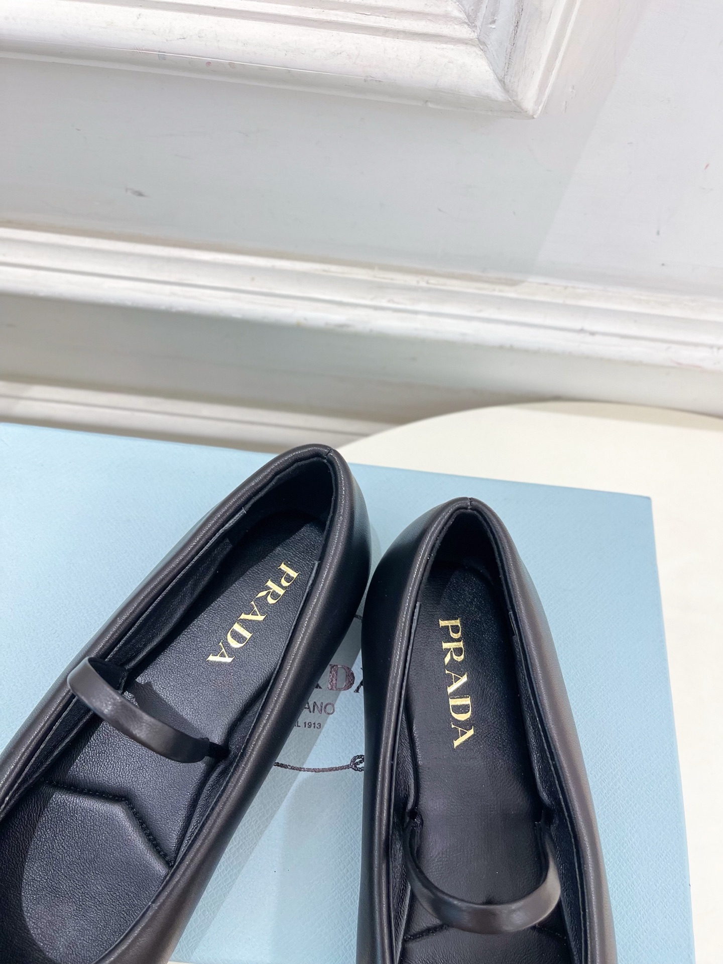 PRADA 普拉达  25𝐬𝐬 

🌈专柜走秀款早春新款Nappa三角标羊皮革芭蕾平底鞋系列〰

◽鞋面