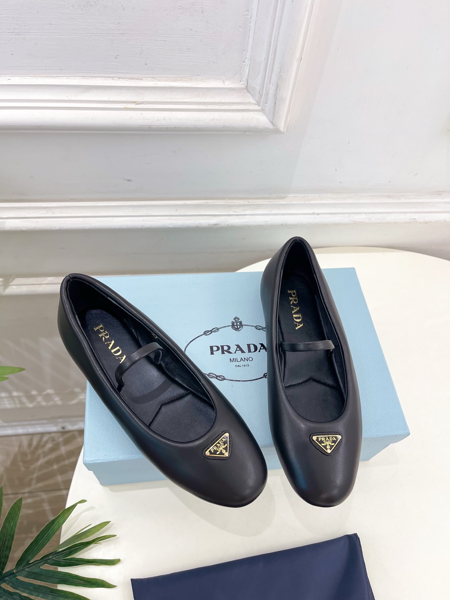 PRADA 普拉达  25𝐬𝐬 

🌈专柜走秀款早春新款Nappa三角标羊皮革芭蕾平底鞋系列〰

◽鞋面