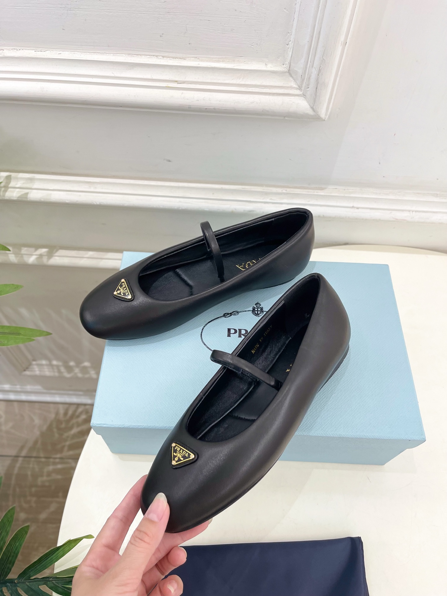 PRADA 普拉达  25𝐬𝐬 

🌈专柜走秀款早春新款Nappa三角标羊皮革芭蕾平底鞋系列〰

◽鞋面