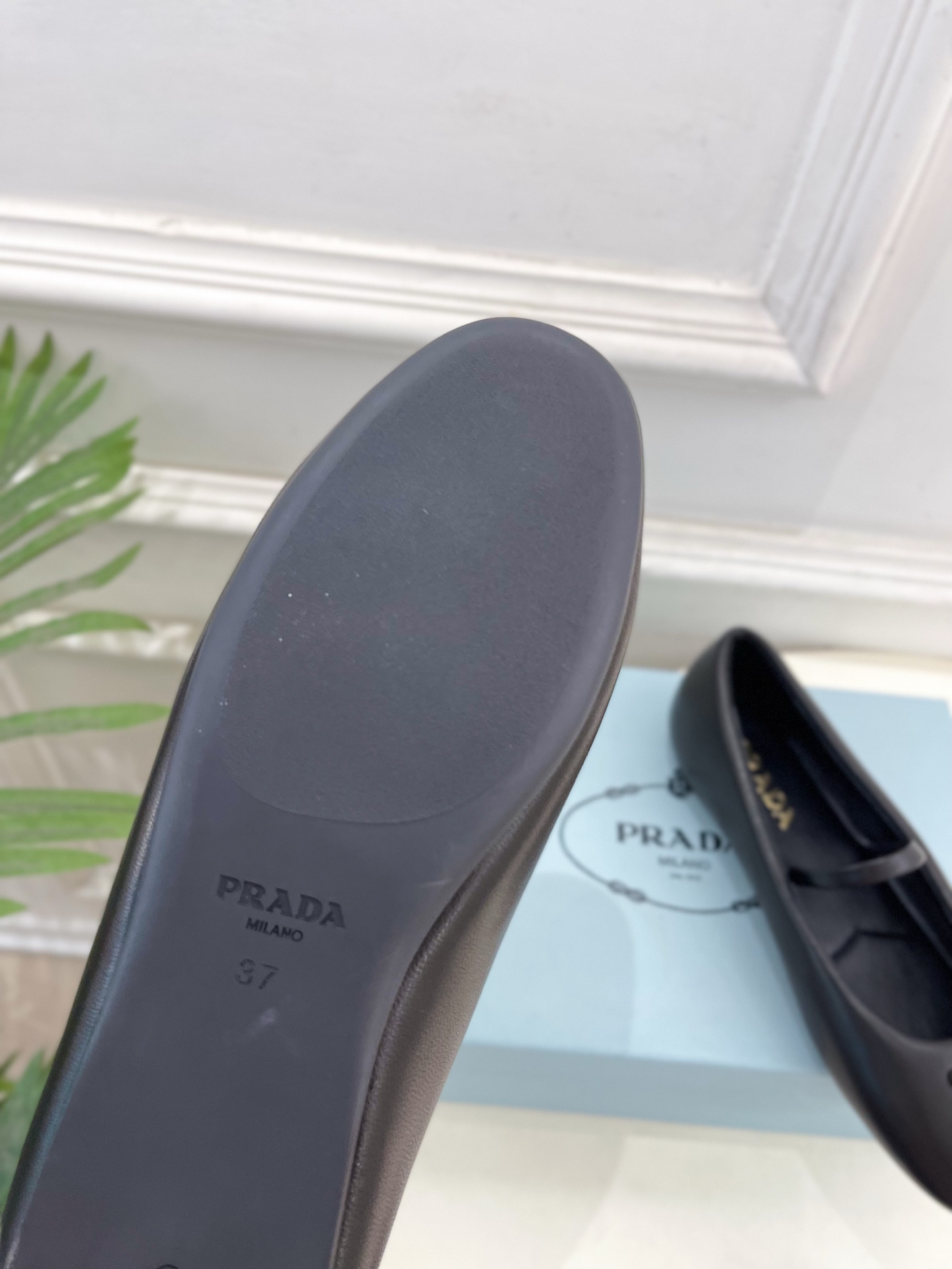 PRADA 普拉达  25𝐬𝐬 

🌈专柜走秀款早春新款Nappa三角标羊皮革芭蕾平底鞋系列〰

◽鞋面
