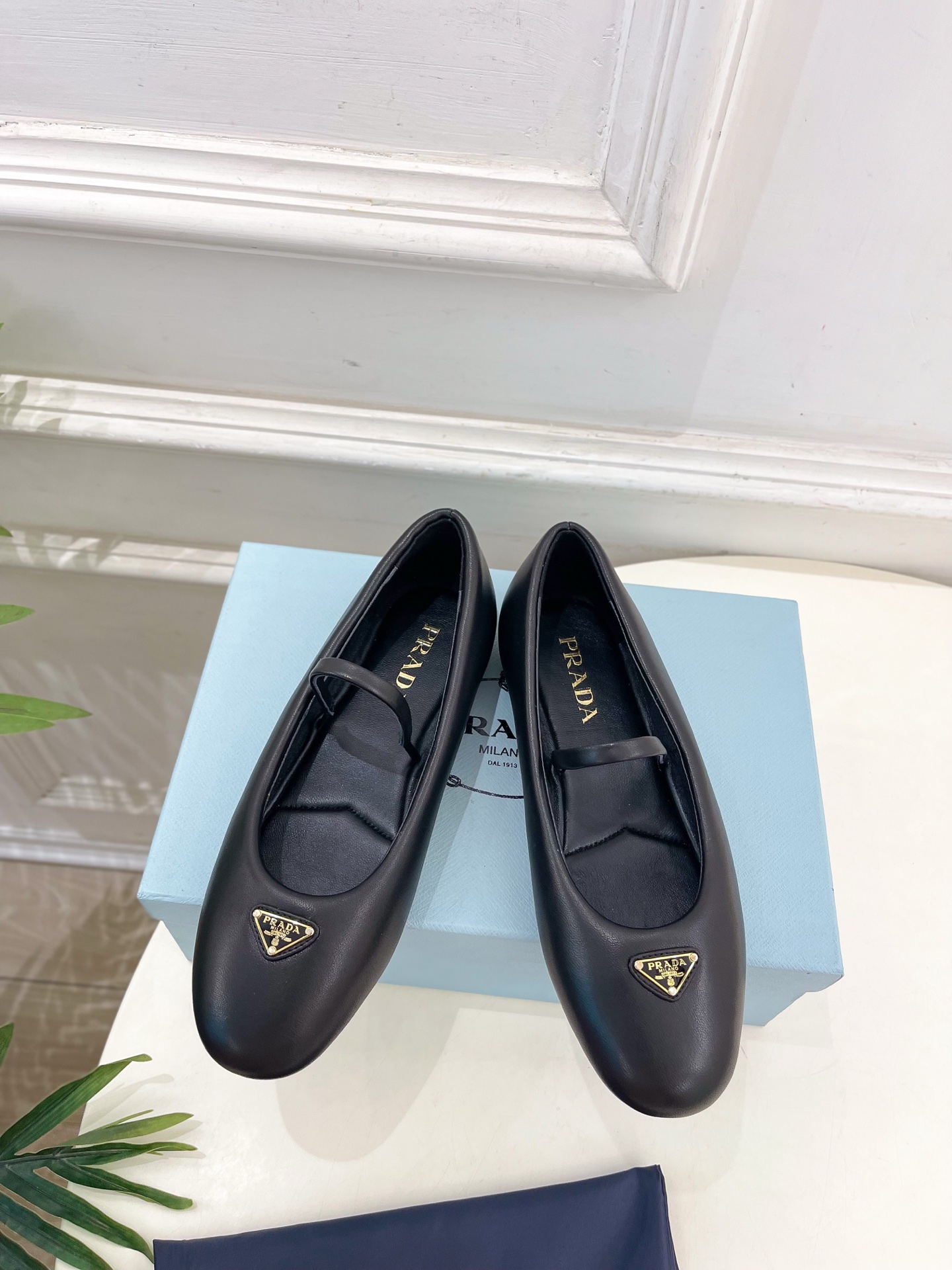 PRADA 普拉达  25𝐬𝐬 

🌈专柜走秀款早春新款Nappa三角标羊皮革芭蕾平底鞋系列〰

◽鞋面