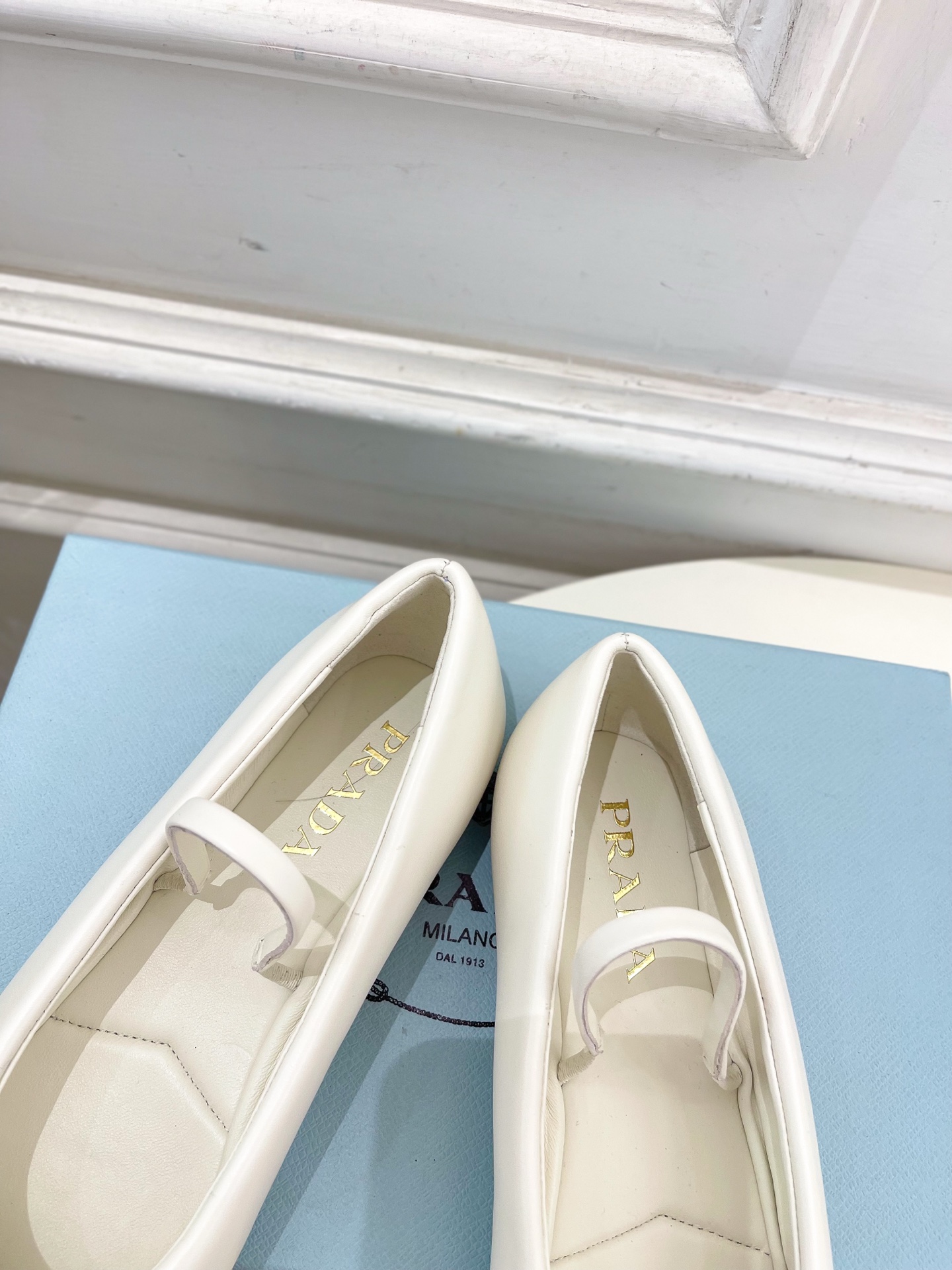 PRADA 普拉达  25𝐬𝐬 

🌈专柜走秀款早春新款Nappa三角标羊皮革芭蕾平底鞋系列〰

◽鞋面