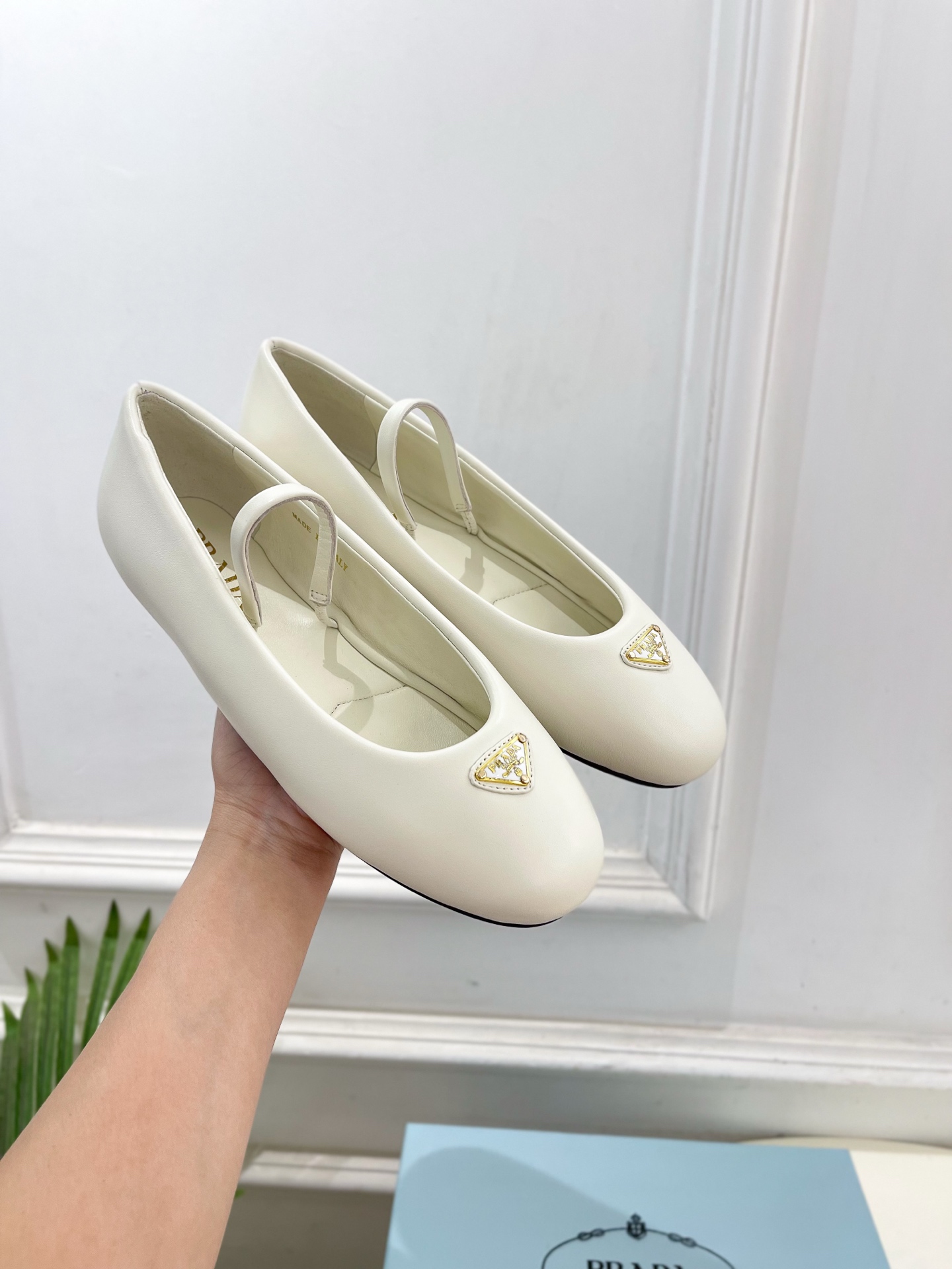 PRADA 普拉达  25𝐬𝐬 

🌈专柜走秀款早春新款Nappa三角标羊皮革芭蕾平底鞋系列〰

◽鞋面