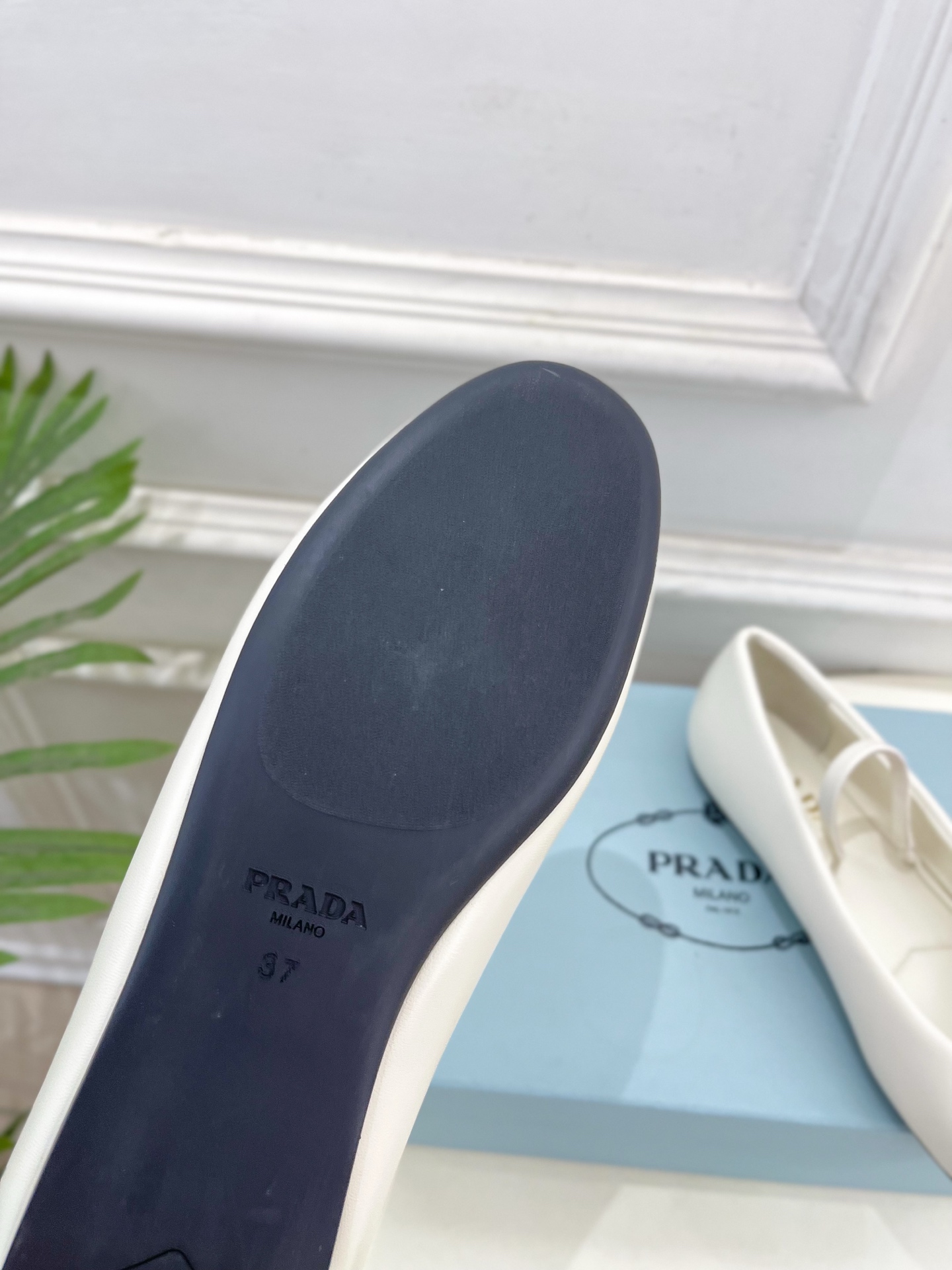 PRADA 普拉达  25𝐬𝐬 

🌈专柜走秀款早春新款Nappa三角标羊皮革芭蕾平底鞋系列〰

◽鞋面