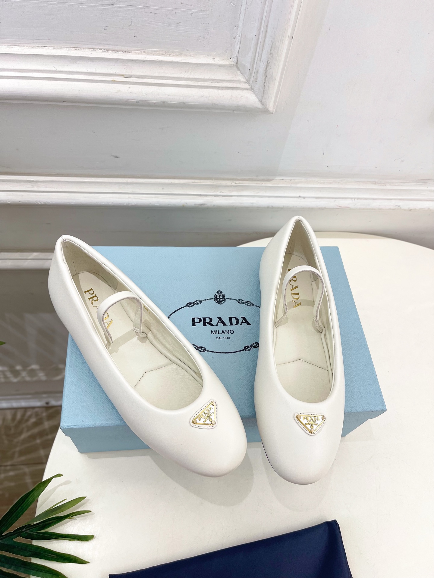 PRADA 普拉达  25𝐬𝐬 

🌈专柜走秀款早春新款Nappa三角标羊皮革芭蕾平底鞋系列〰

◽鞋面