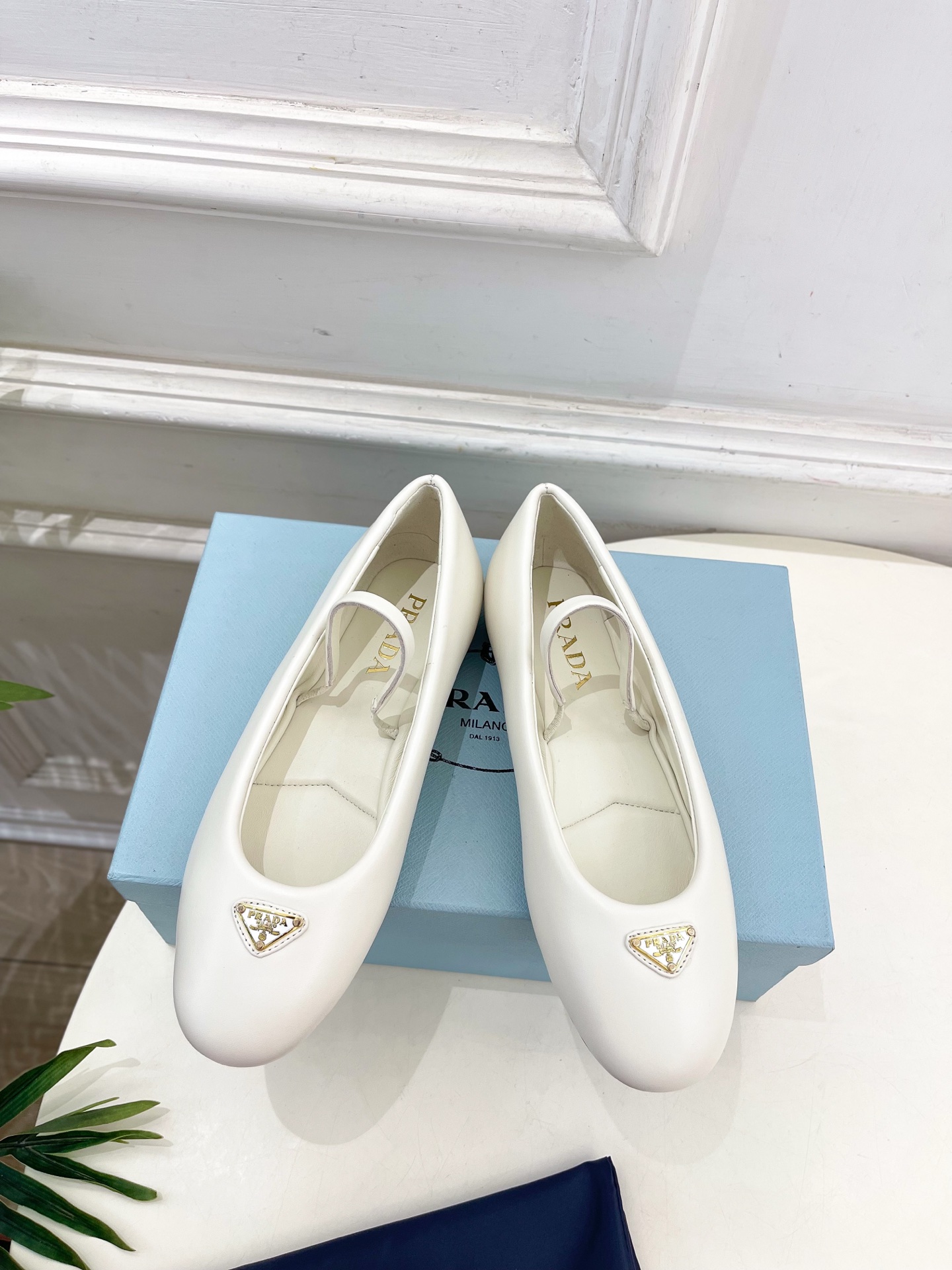 PRADA 普拉达  25𝐬𝐬 

🌈专柜走秀款早春新款Nappa三角标羊皮革芭蕾平底鞋系列〰

◽鞋面