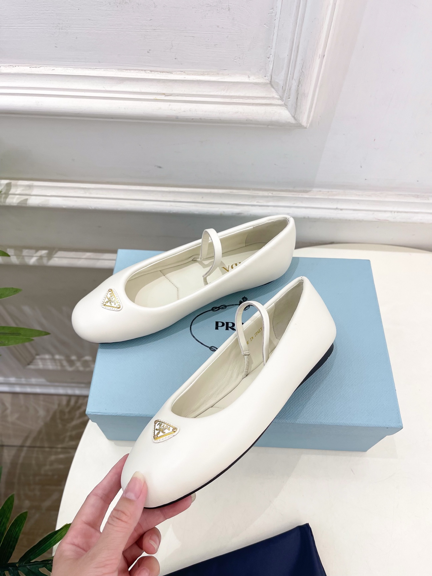 PRADA 普拉达  25𝐬𝐬 

🌈专柜走秀款早春新款Nappa三角标羊皮革芭蕾平底鞋系列〰

◽鞋面