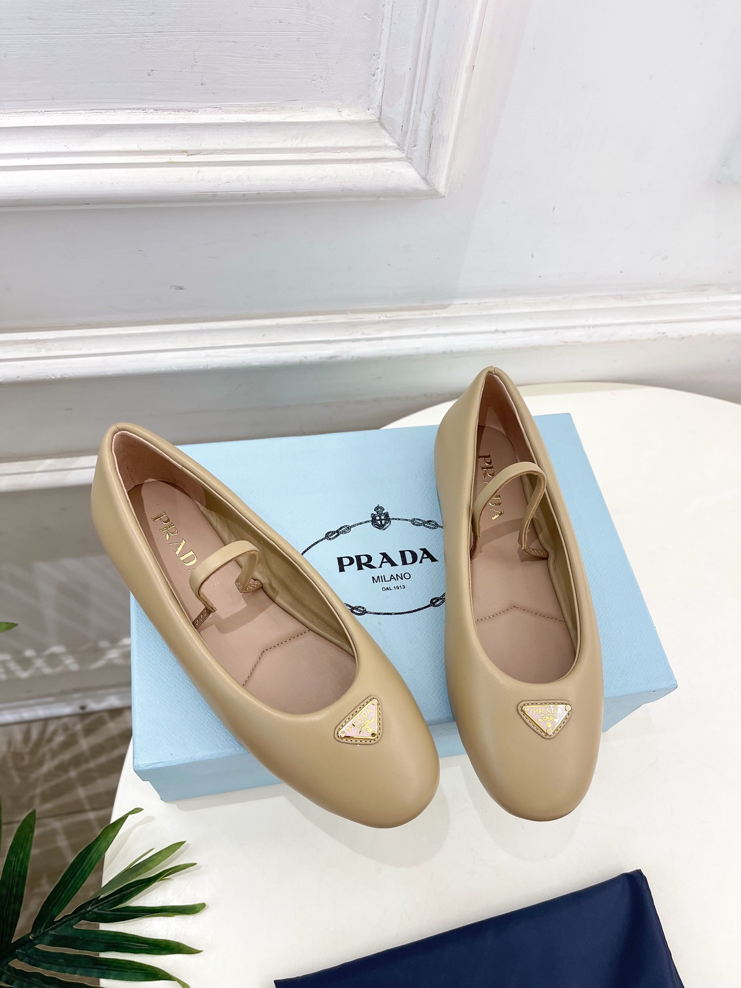 PRADA 普拉达  25𝐬𝐬 

🌈专柜走秀款早春新款Nappa三角标羊皮革芭蕾平底鞋系列〰

◽鞋面