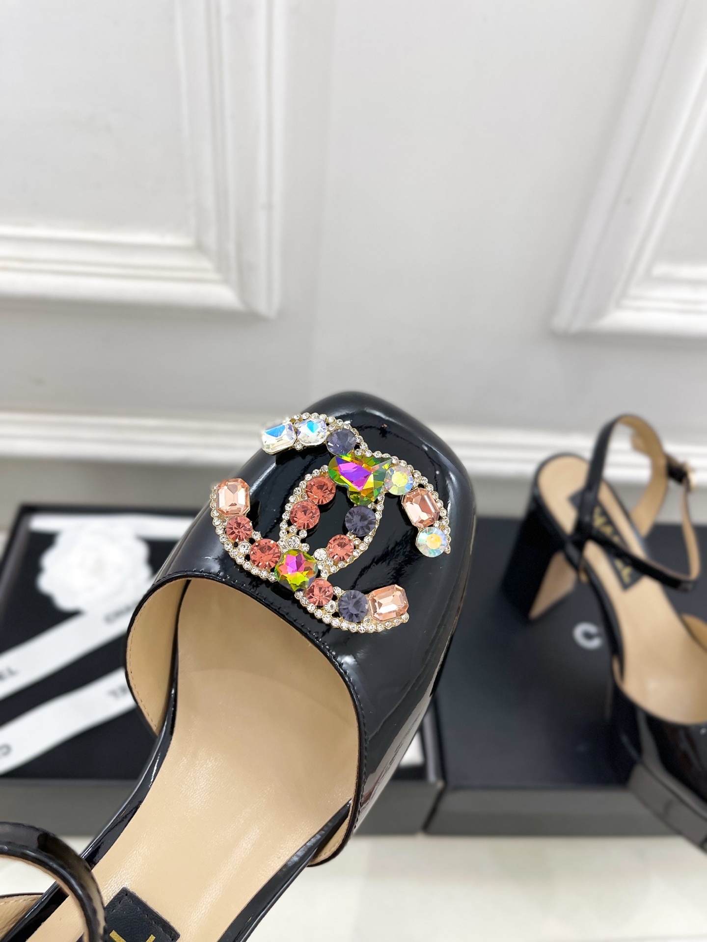 𝐂𝐇𝐀𝐍𝐄𝐋 | 小香 25𝐬𝐬
🦋2025 春夏新品 专柜经典款 小香双C宝石高跟防水台凉鞋