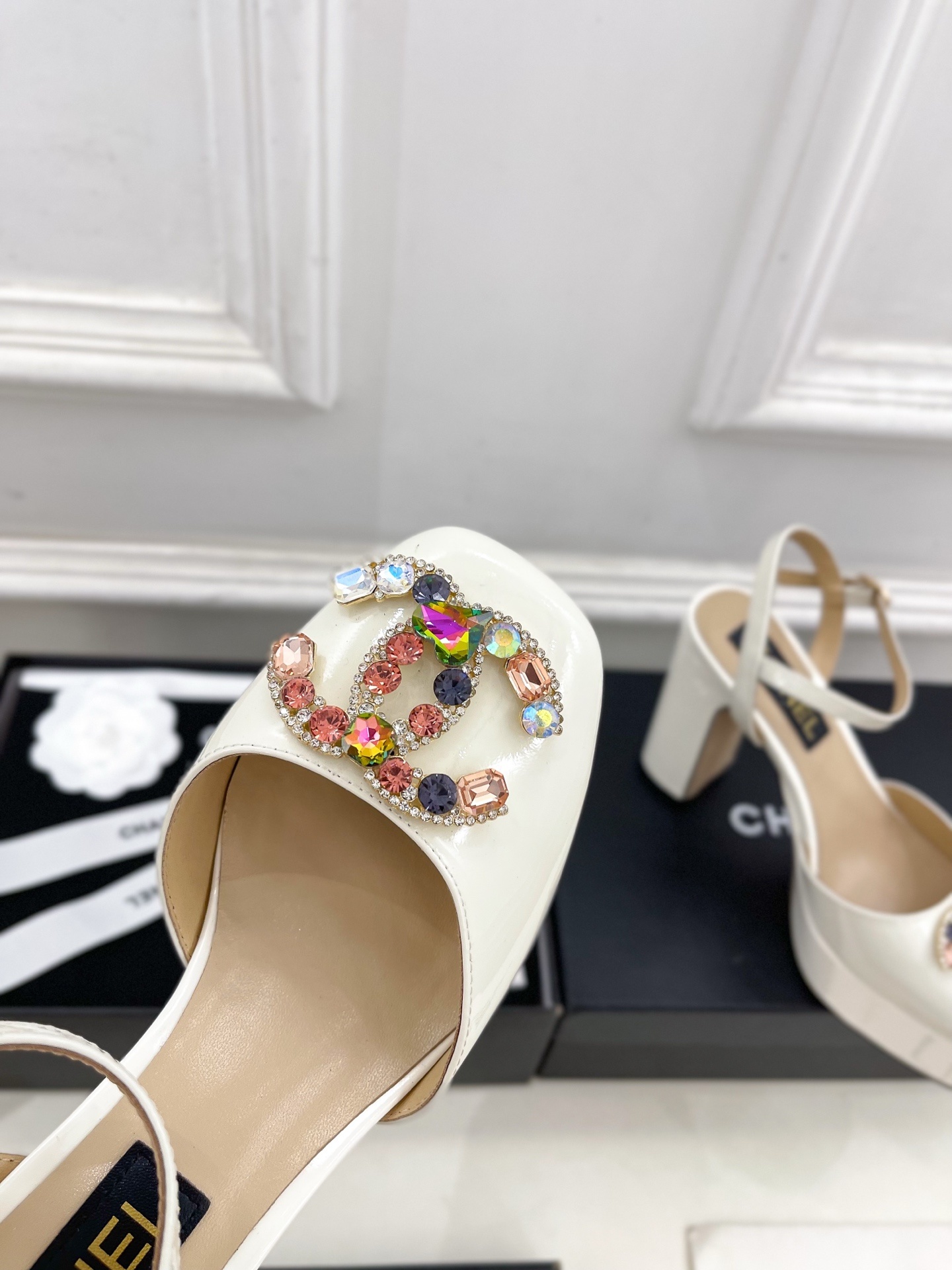 𝐂𝐇𝐀𝐍𝐄𝐋 | 小香 25𝐬𝐬
🦋2025 春夏新品 专柜经典款 小香双C宝石高跟防水台凉鞋