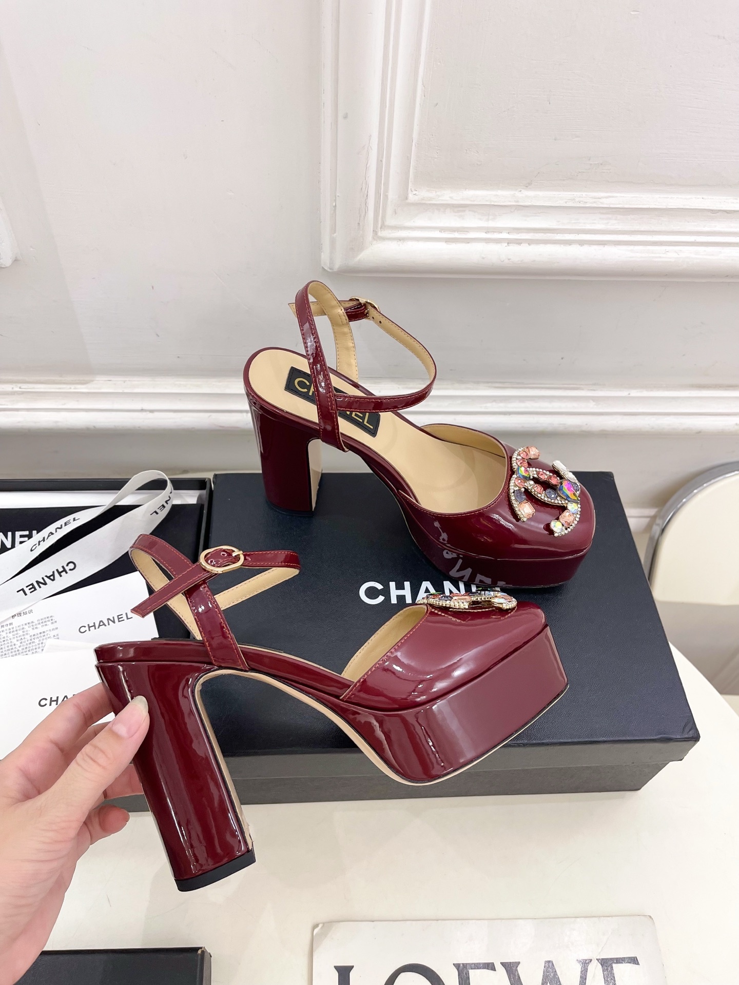 𝐂𝐇𝐀𝐍𝐄𝐋 | 小香 25𝐬𝐬
🦋2025 春夏新品 专柜经典款 小香双C宝石高跟防水台凉鞋