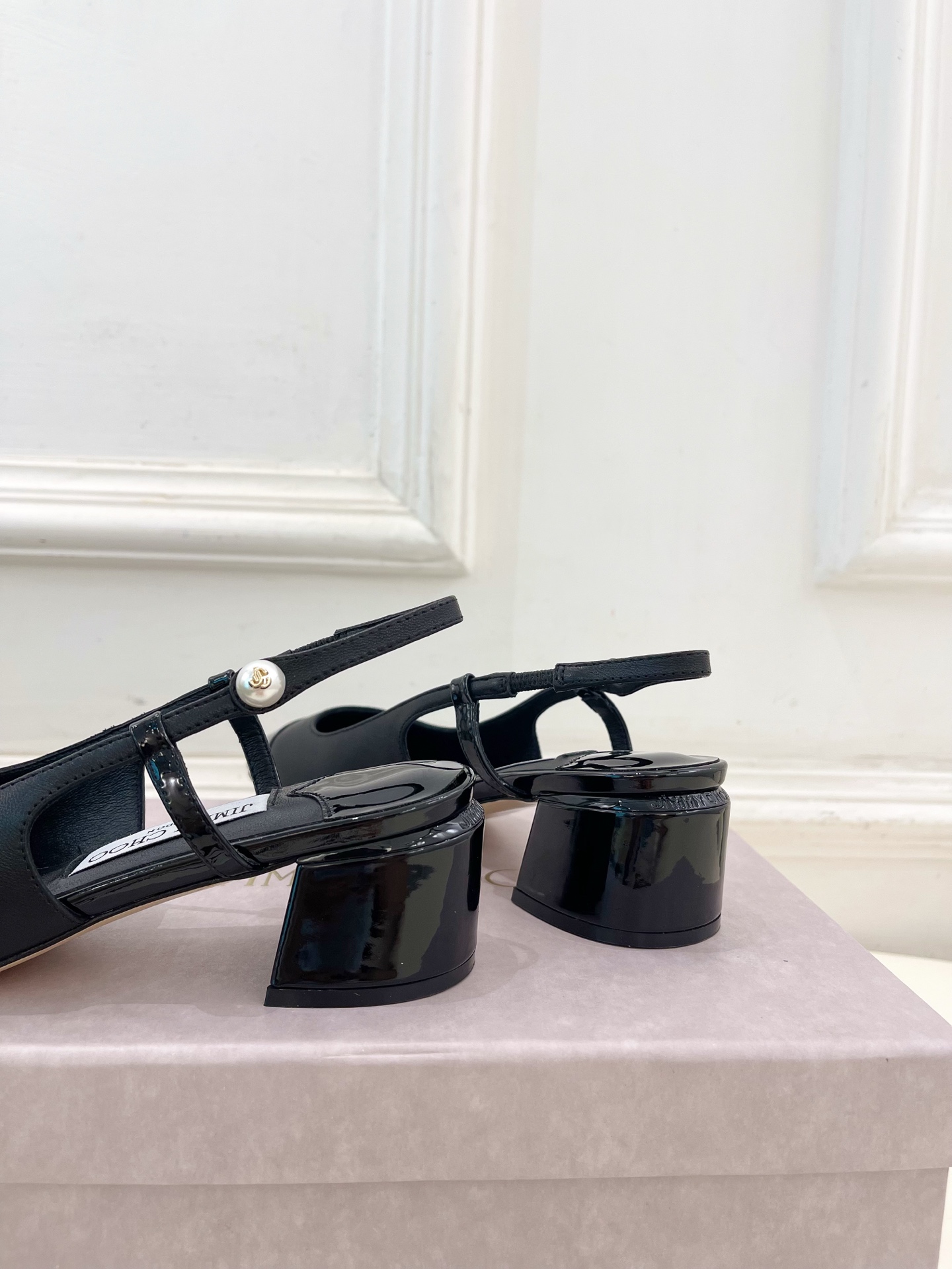 JimmyChoo✨吉米周 25ss ———
    
2025春夏新品 专柜最新 JC方头拼色粗跟后空