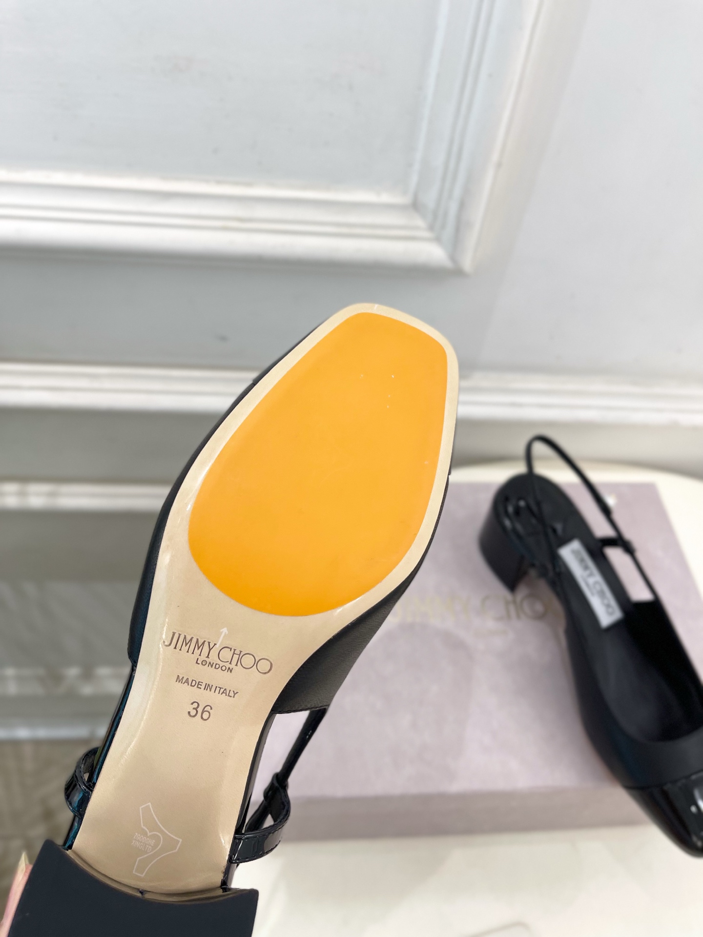 JimmyChoo✨吉米周 25ss ———
    
2025春夏新品 专柜最新 JC方头拼色粗跟后空