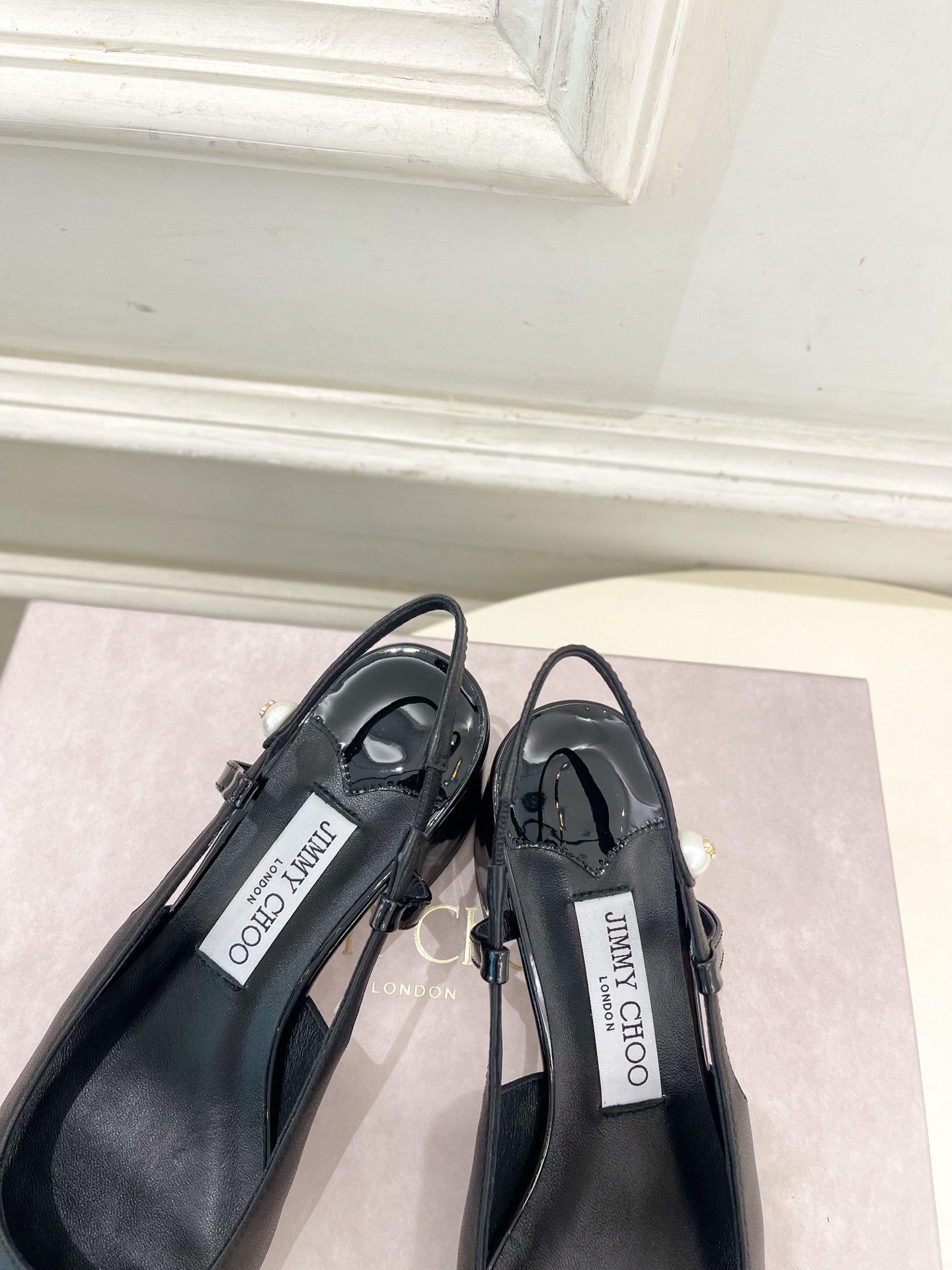 JimmyChoo✨吉米周 25ss ———
    
2025春夏新品 专柜最新 JC方头拼色粗跟后空