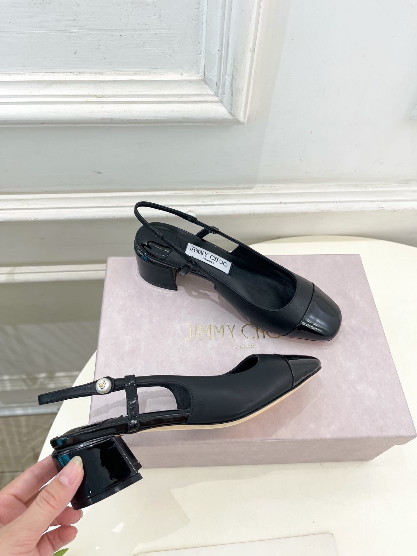 JimmyChoo✨吉米周 25ss ———
    
2025春夏新品 专柜最新 JC方头拼色粗跟后空