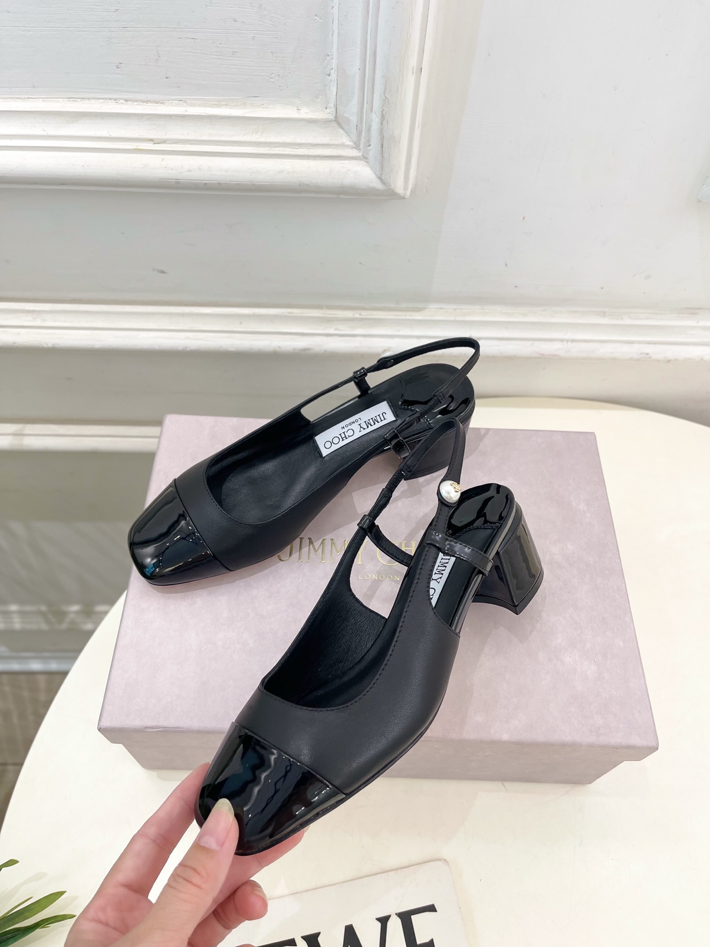 JimmyChoo✨吉米周 25ss ———
    
2025春夏新品 专柜最新 JC方头拼色粗跟后空
