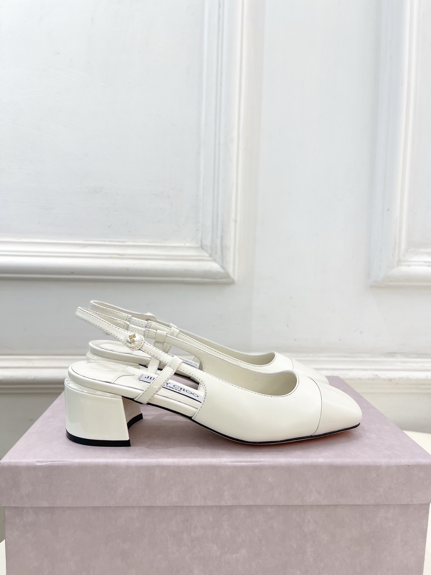 JimmyChoo✨吉米周 25ss ———
    
2025春夏新品 专柜最新 JC方头拼色粗跟后空