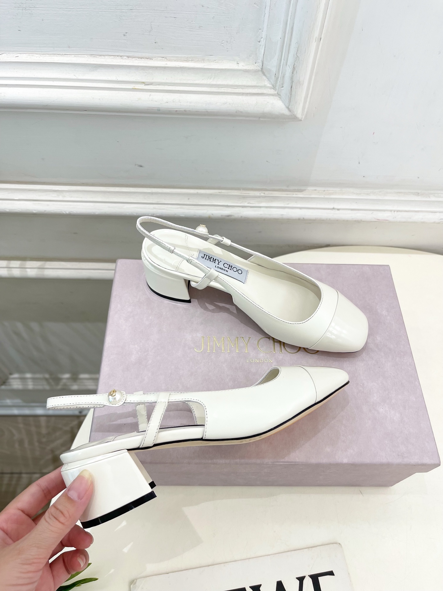 JimmyChoo✨吉米周 25ss ———
    
2025春夏新品 专柜最新 JC方头拼色粗跟后空