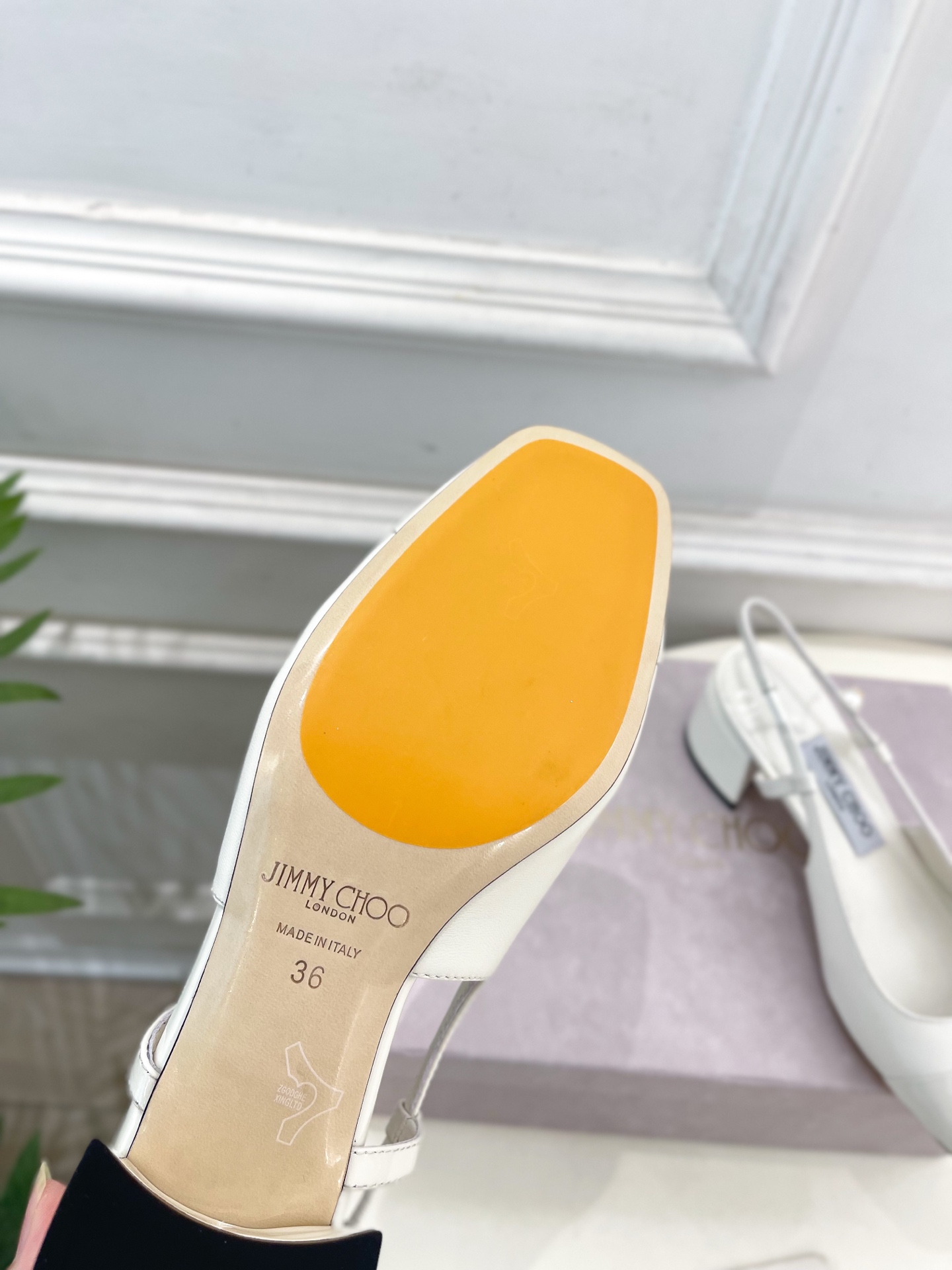 JimmyChoo✨吉米周 25ss ———
    
2025春夏新品 专柜最新 JC方头拼色粗跟后空