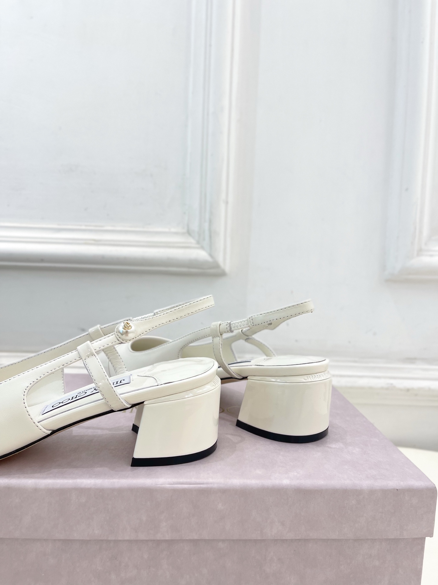 JimmyChoo✨吉米周 25ss ———
    
2025春夏新品 专柜最新 JC方头拼色粗跟后空