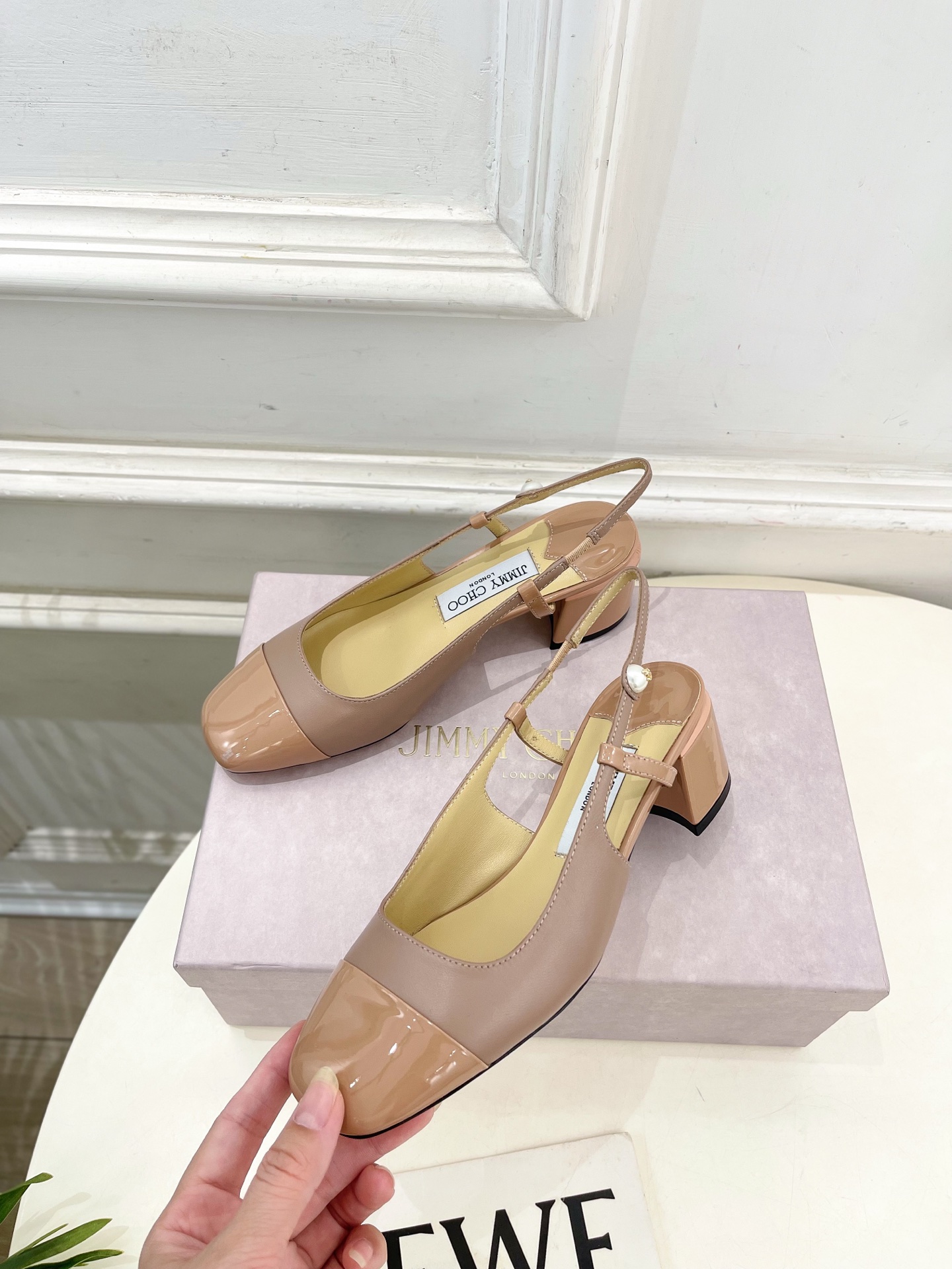 JimmyChoo✨吉米周 25ss ———
    
2025春夏新品 专柜最新 JC方头拼色粗跟后空