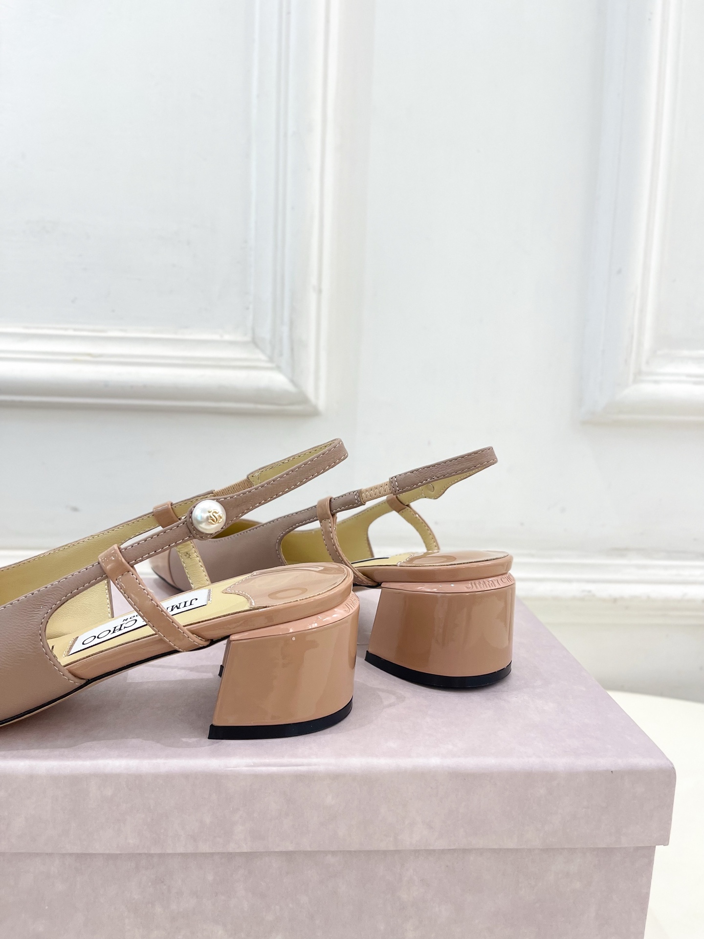 JimmyChoo✨吉米周 25ss ———
    
2025春夏新品 专柜最新 JC方头拼色粗跟后空
