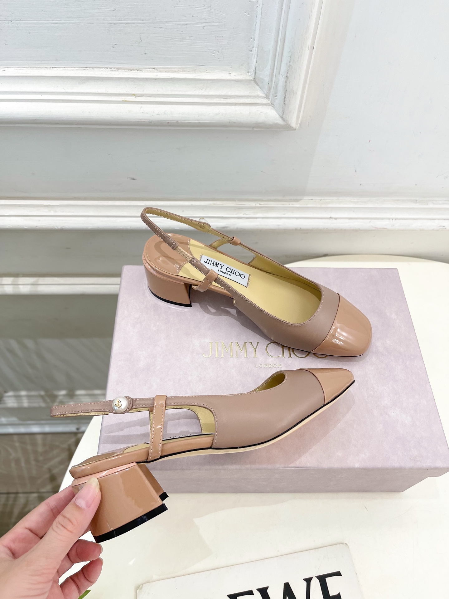 JimmyChoo✨吉米周 25ss ———
    
2025春夏新品 专柜最新 JC方头拼色粗跟后空