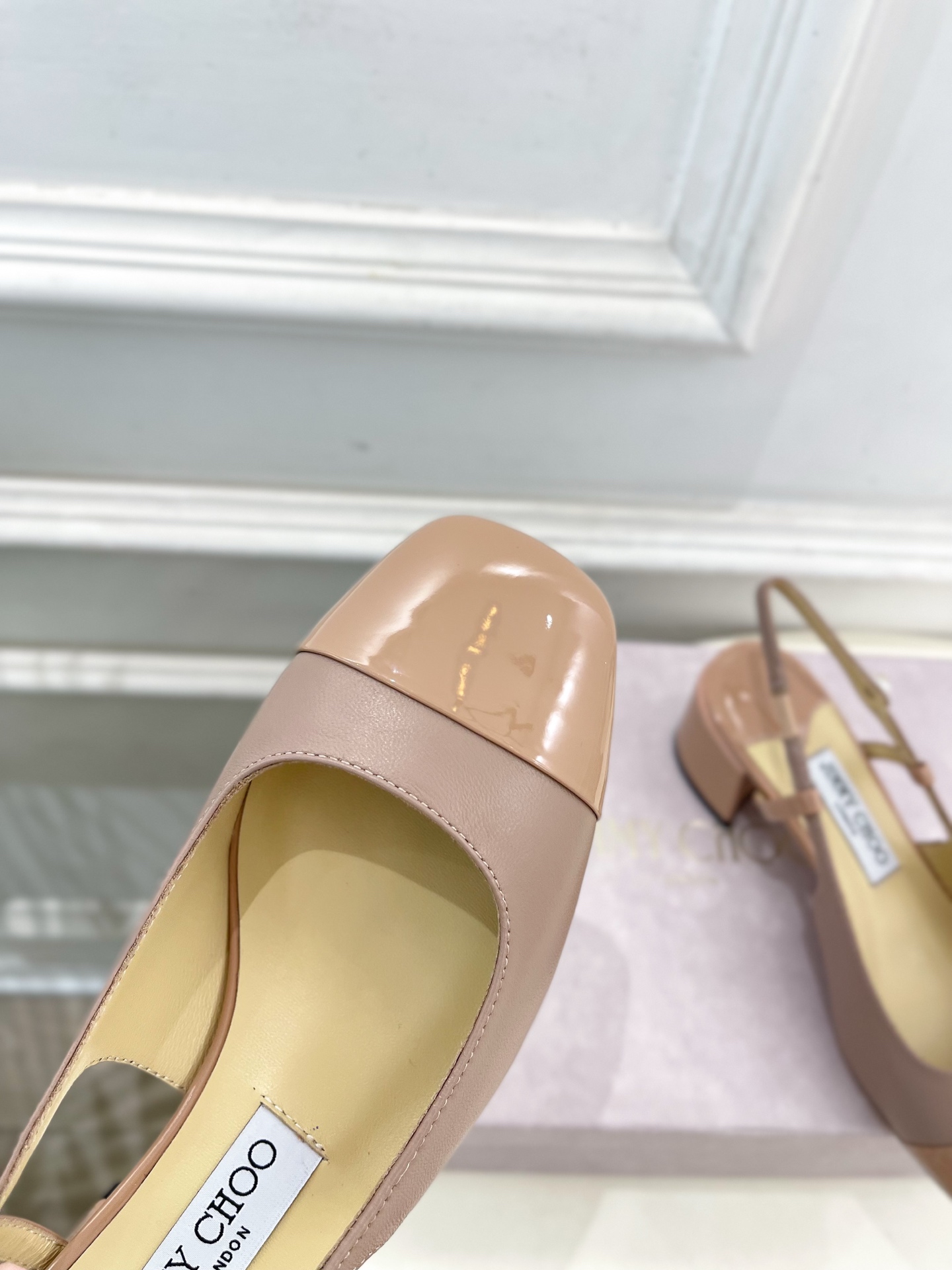 JimmyChoo✨吉米周 25ss ———
    
2025春夏新品 专柜最新 JC方头拼色粗跟后空